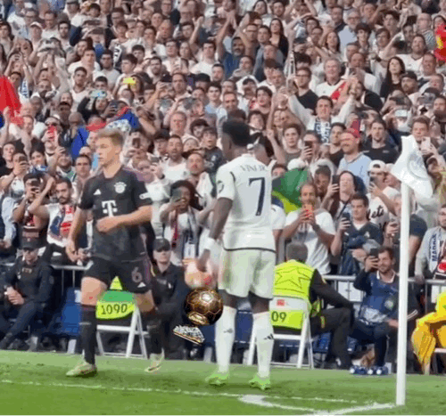 知名记者法尔克连续否定了两笔拜仁的转会绯闻：威尼修斯和萨拉赫！威尼修斯这个不用说