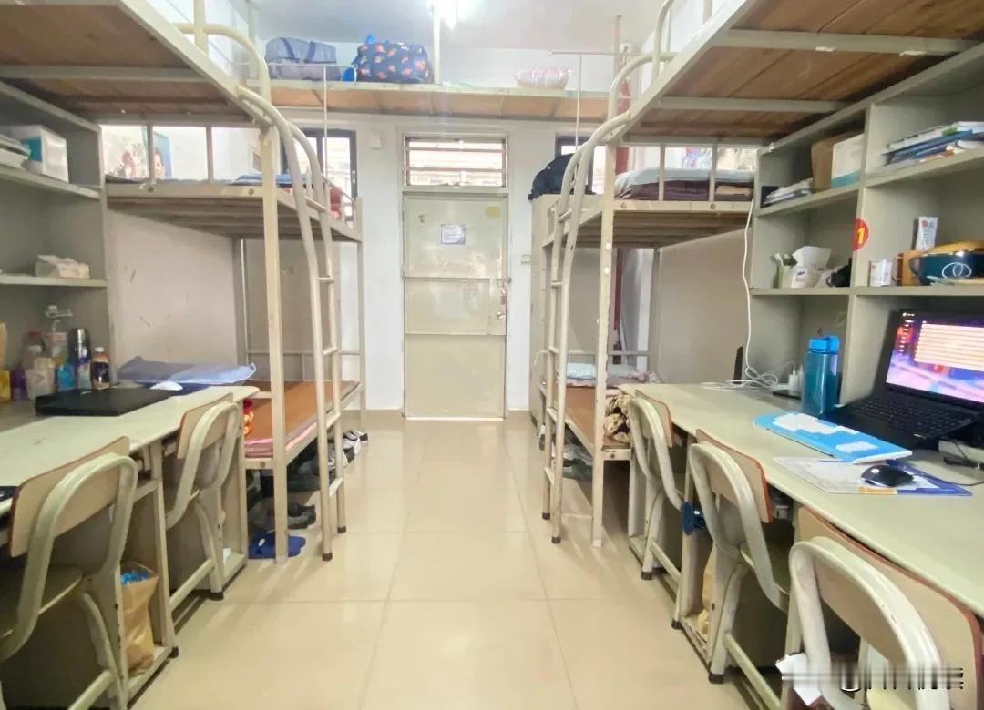 今天听人说，荆州某学校学生床位不够，把附近学校的两栋宿舍楼租下来，安置自家一部分