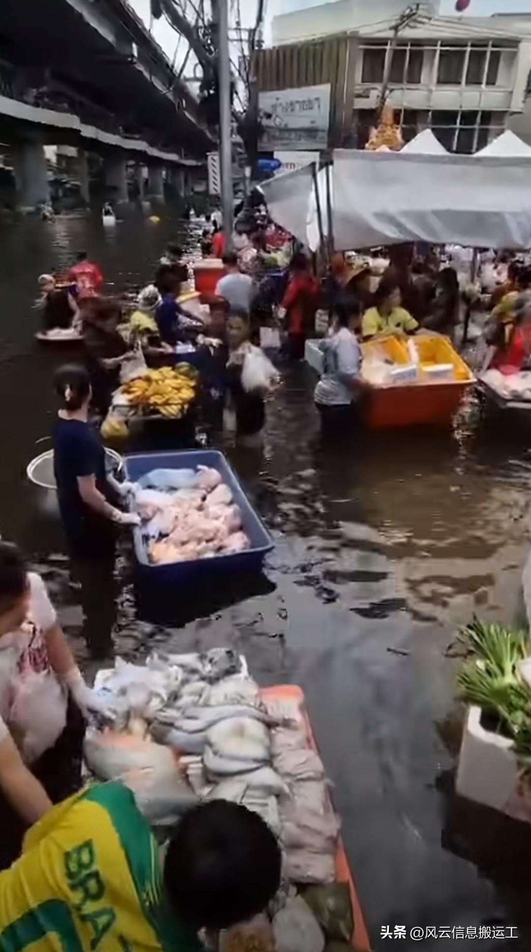 泰国人正在适应洪水，在曼谷周边地区（包括邦甲比）洪水受灾社区出现了“临时水上市场