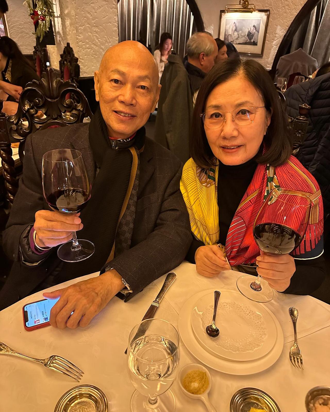 香港著名演员罗家英和汪明荃合照，这对夫妻结婚很多年，现在看起来依然这么恩爱