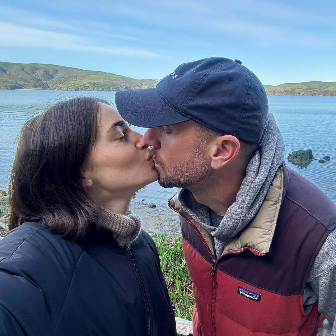 Lily collins莉莉柯林斯晒和老公Charlie McDowell过去一