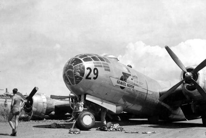 1944 年，一架从成都起飞的 B-29 轰炸机炸完日本后，迫降在苏联远东海参崴