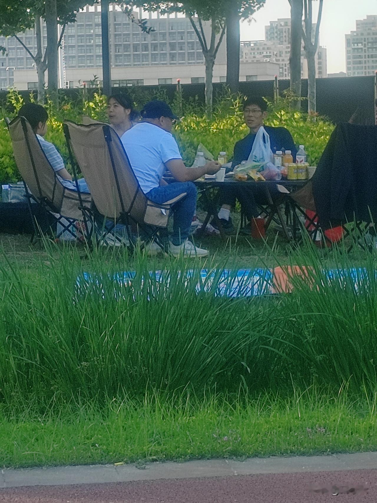 晒晒我的摄影作品这几张在我住的小区拍的，还有的是在公园外绿化带拍的，拍的一般，敬
