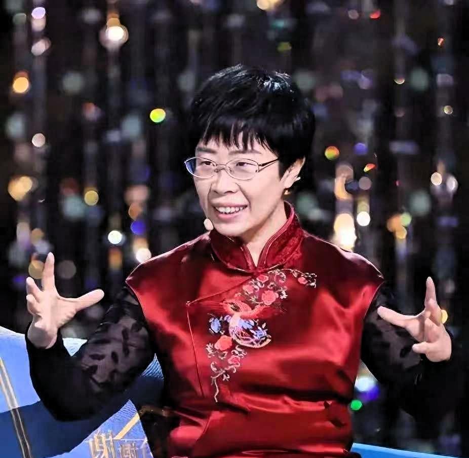 北大才女蒙曼50岁至今未婚，朱迅问她："你最想嫁给谁？"谁承想，她脱口而出说的一