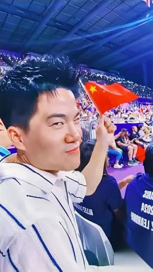 昨晚董宇辉卖大米呢，突然飘来条扎心弹幕

“国足还有救吗？”

他愣了半秒，没躲