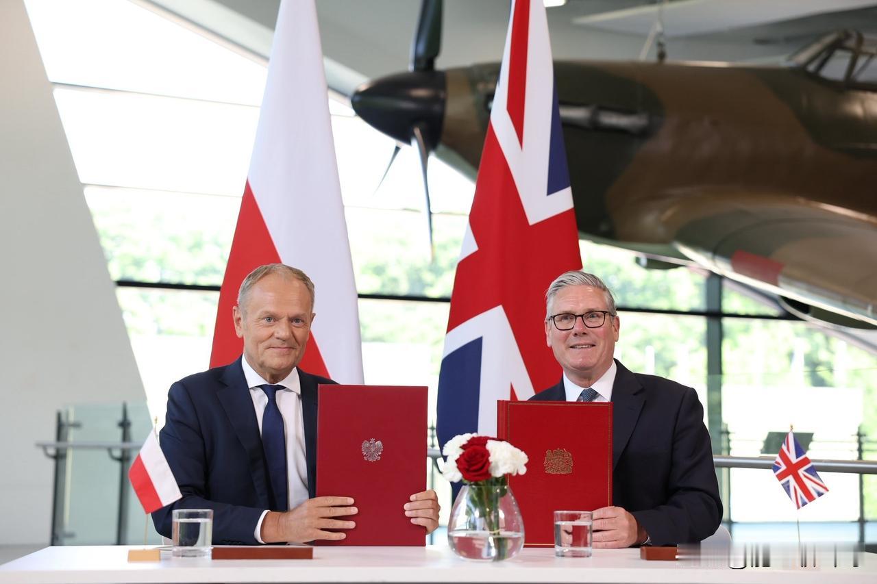 英波结盟，靠得住吗？英国首相斯塔默与波兰总理图斯克在伦敦签署了《诺索尔特条约》，