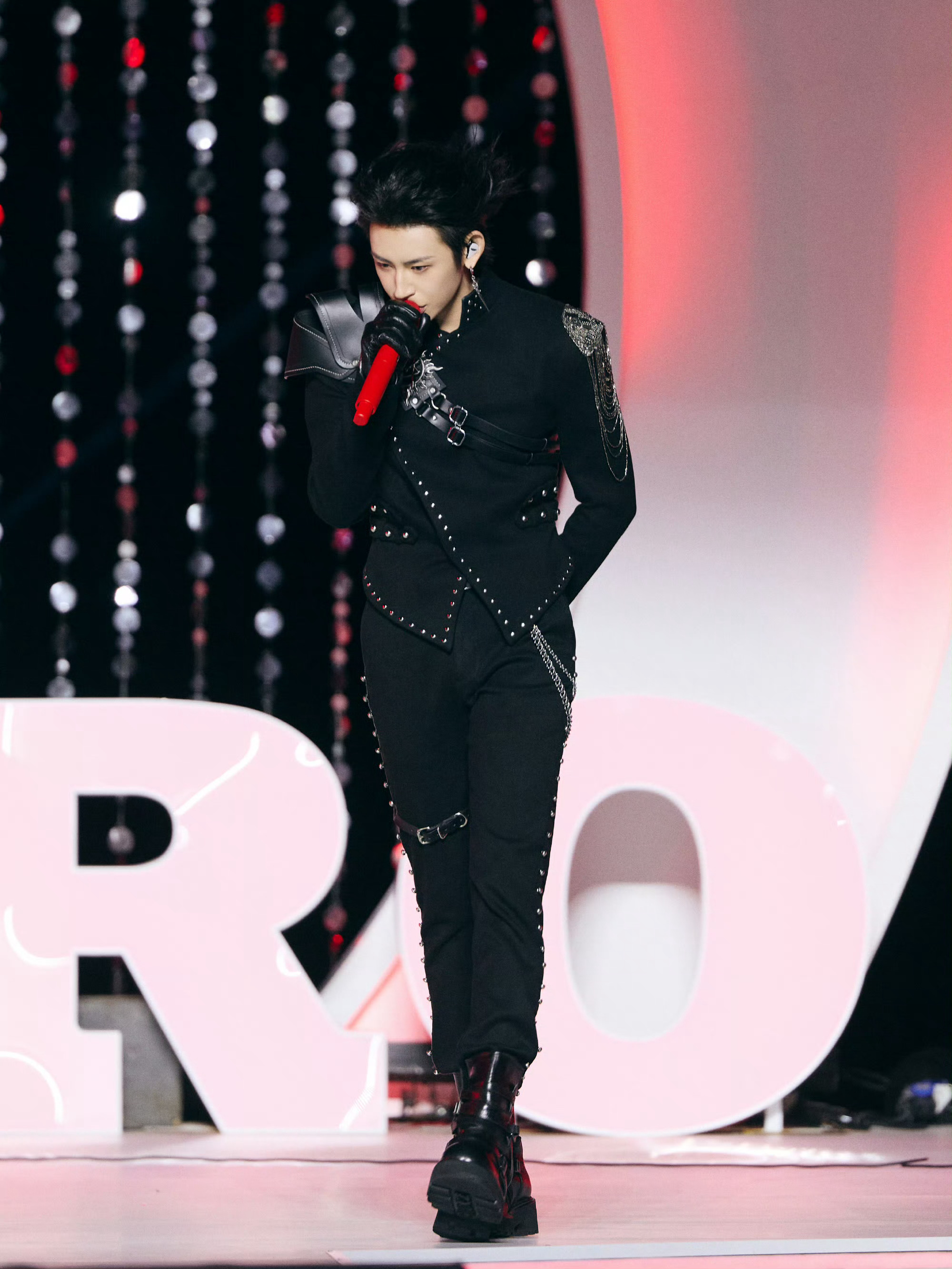 小鬼核嗓炸场小鬼核嗓居然不是特效 内娱新生代稀缺硬核live！小鬼费加罗压轴释放