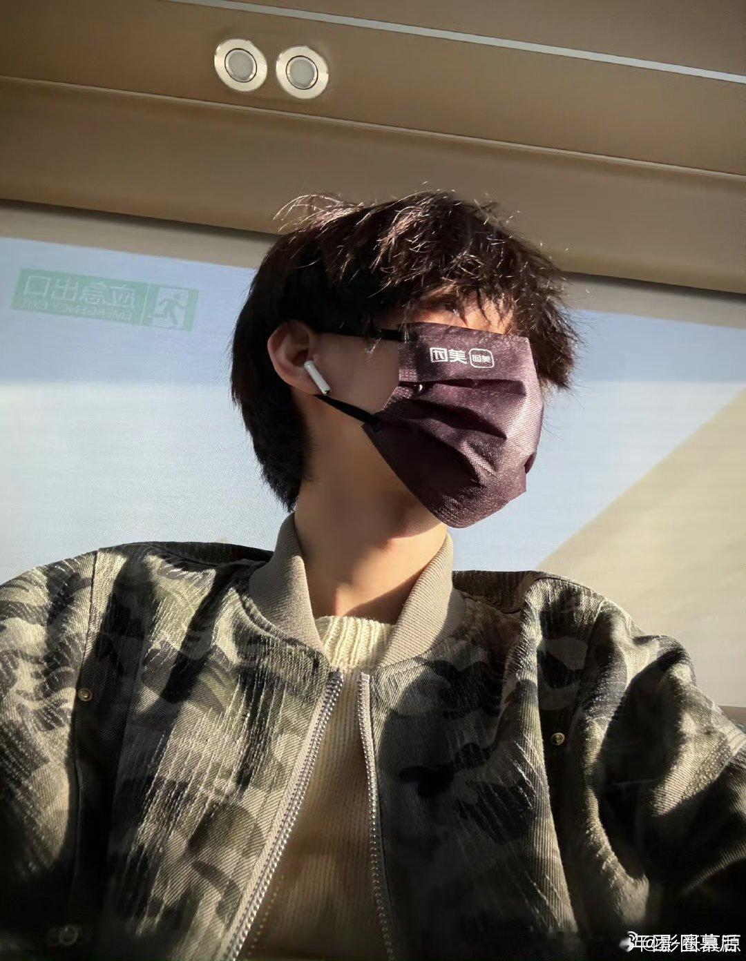 张真源上班随拍  张真源上班三连拍 张真源上班随拍也太帅了叭！ 