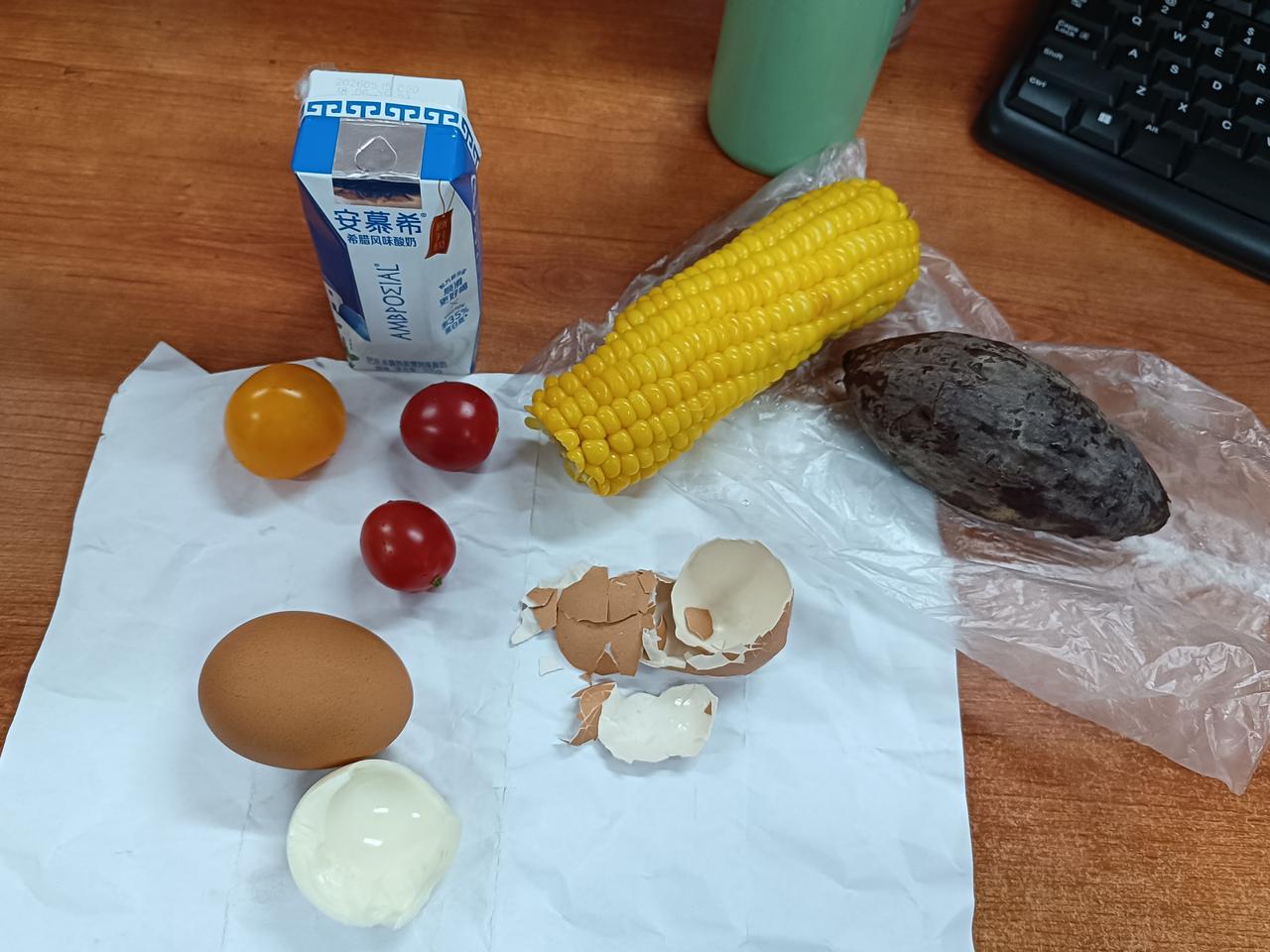 我的早餐，
放在上海这个大都市应该算是最低阶级水平了吧？