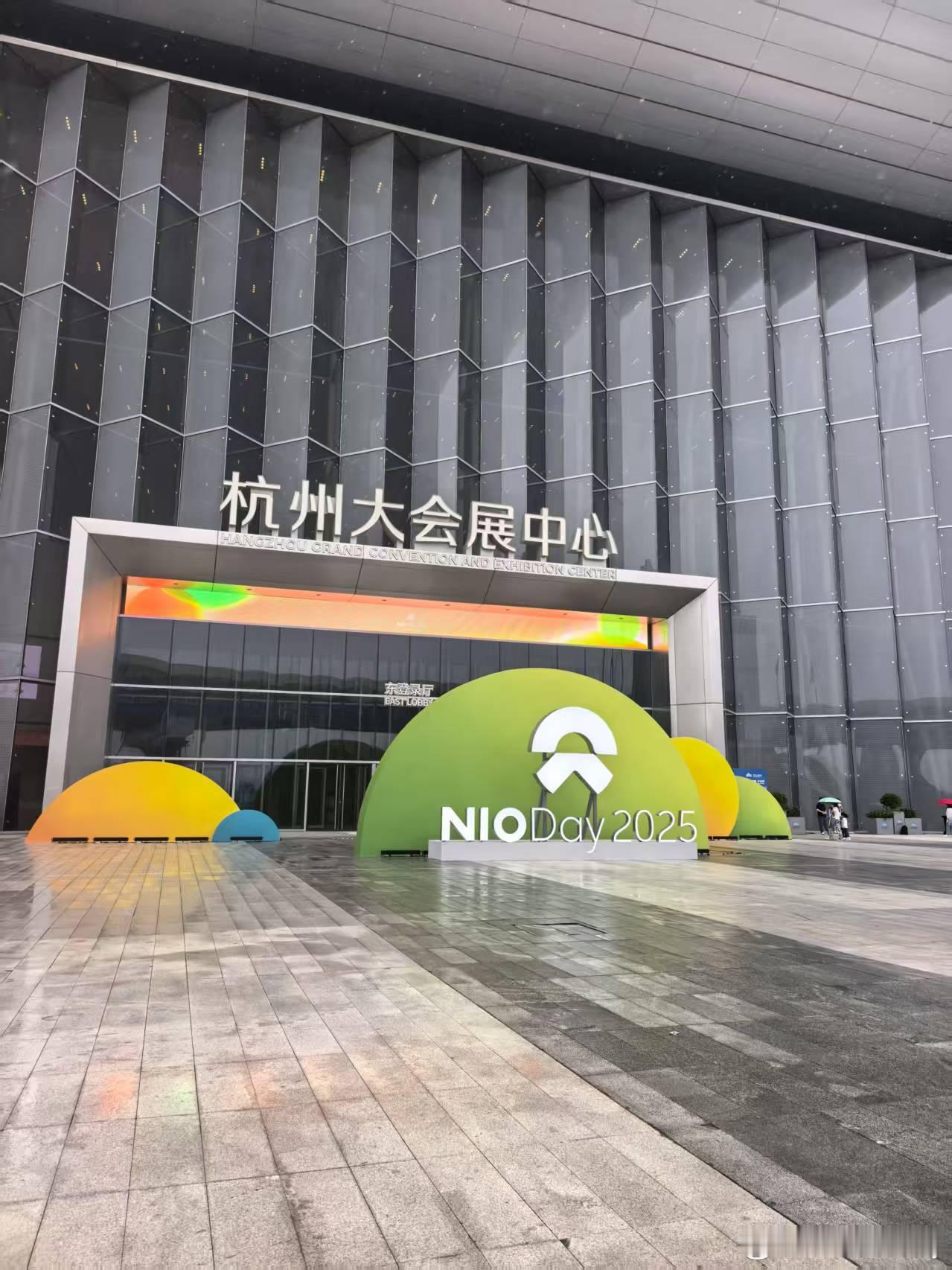 今天两个我最喜欢的品牌一起搞活动[嘻嘻]蔚来是NIO DAY阿维塔是战略发布会希