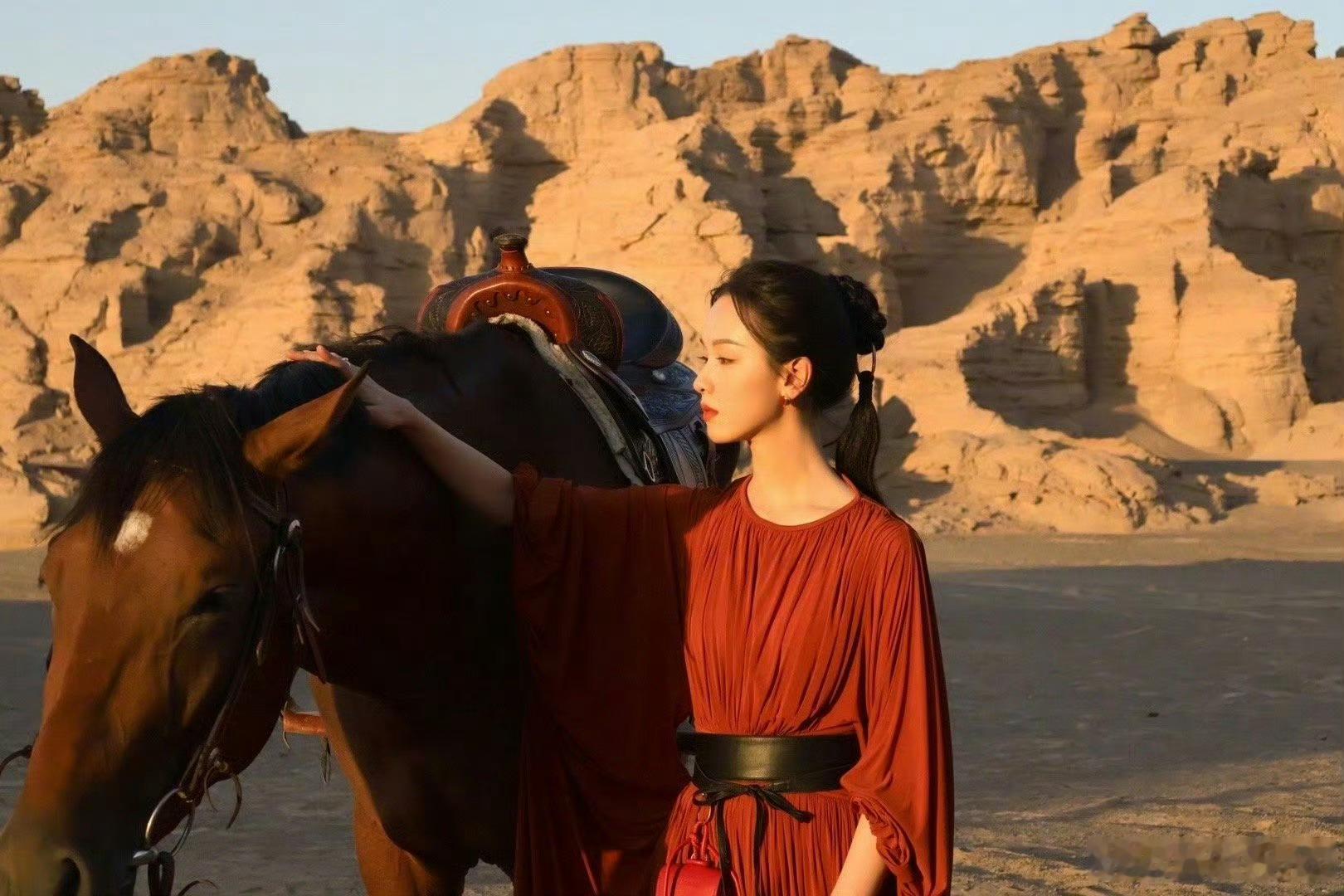 陈都灵红裙骑马 银鞍照白马，飒沓如流星。十步杀一人，千里不留行。有内味儿了