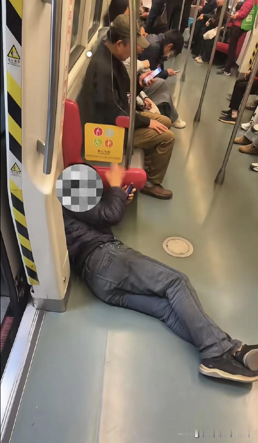 地铁里真的什么人才都有
 
今早地铁撞见特戳心的一幕：一位大哥直接躺在车门旁的地