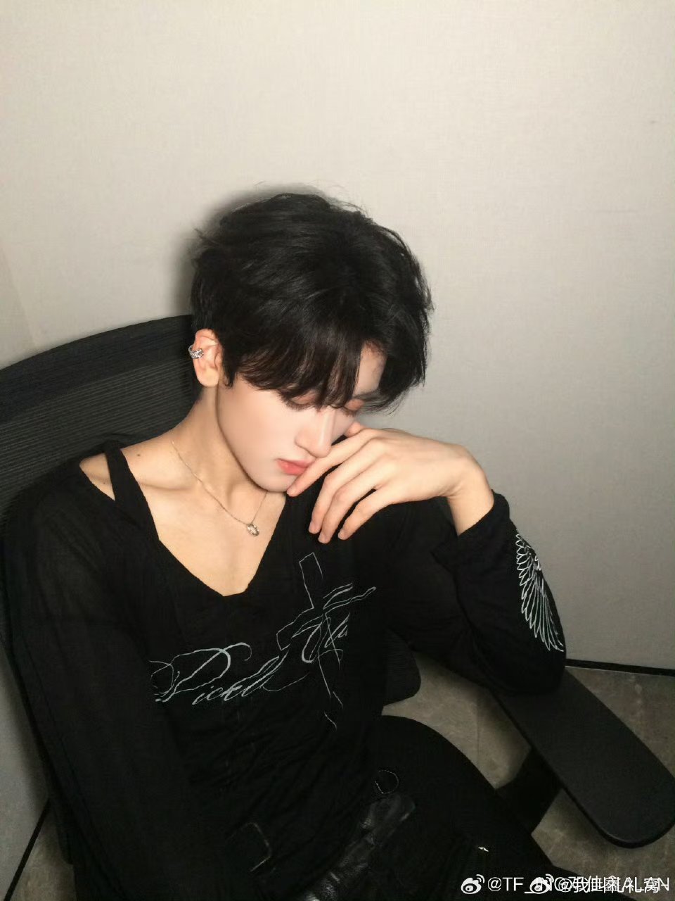 没人觉得邓佳鑫肩膀上这颗痣很性感吗？ 