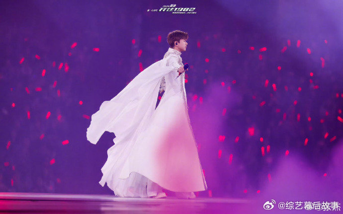 张杰鸟巢后台直播 张杰全程专注后台筹备，细致核对每一个流程，用专业态度为鸟巢十六