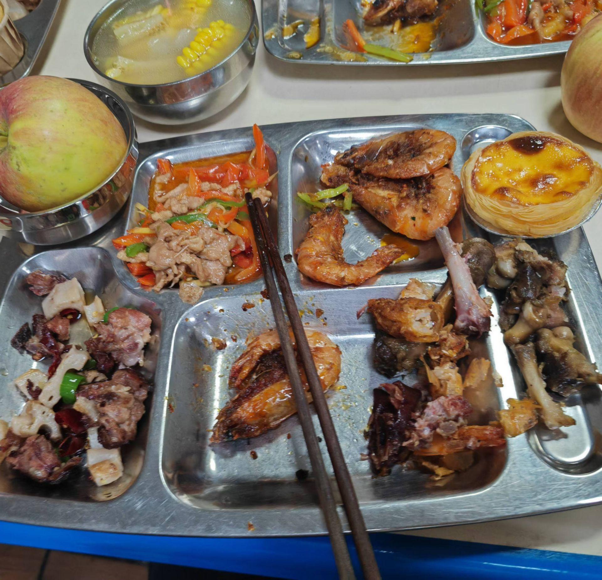 今天老婆又发牢骚说减不了肥是因为单位食堂午饭缺少维生素。😂😂😂