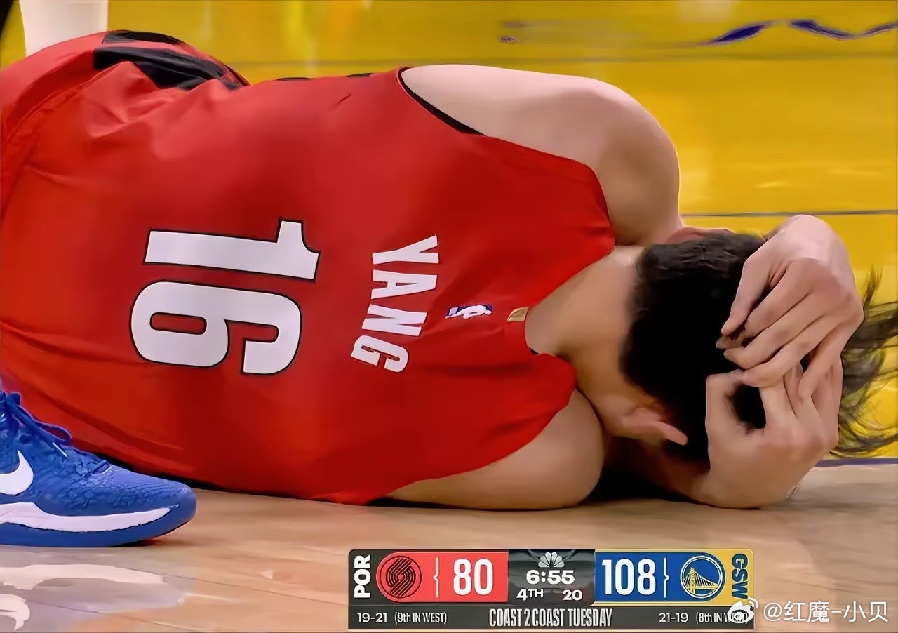 开拓者大比分输给勇士后，主教练斯普利特评价杨瀚森：“我不清楚当时情况，瀚森捂头倒