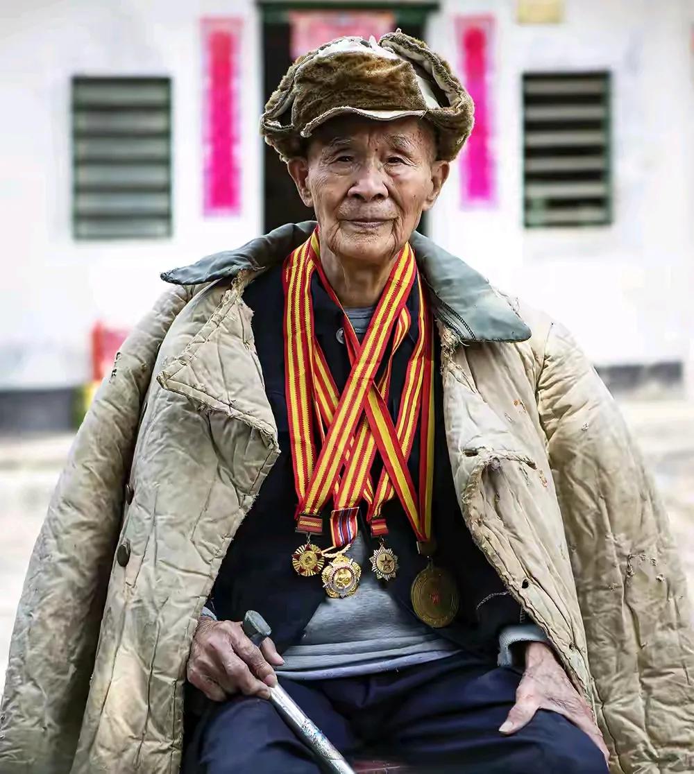 小城故事之一
      主人公姜录，49年参军，参加过抗美援朝。在战场上担任排
