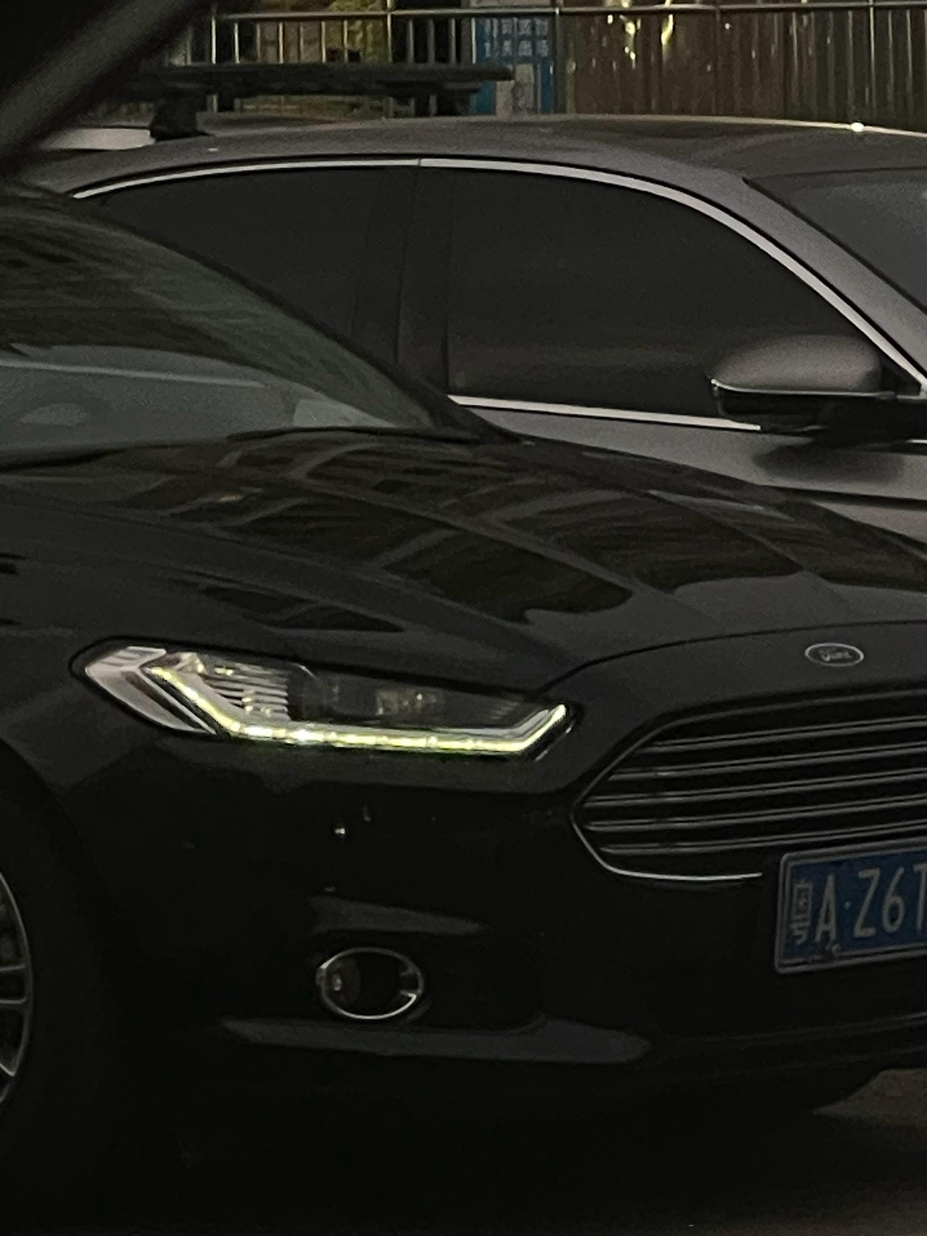 这台车车灯亮了好几个小时了车主是不是忘记关灯了我与汽车的日常