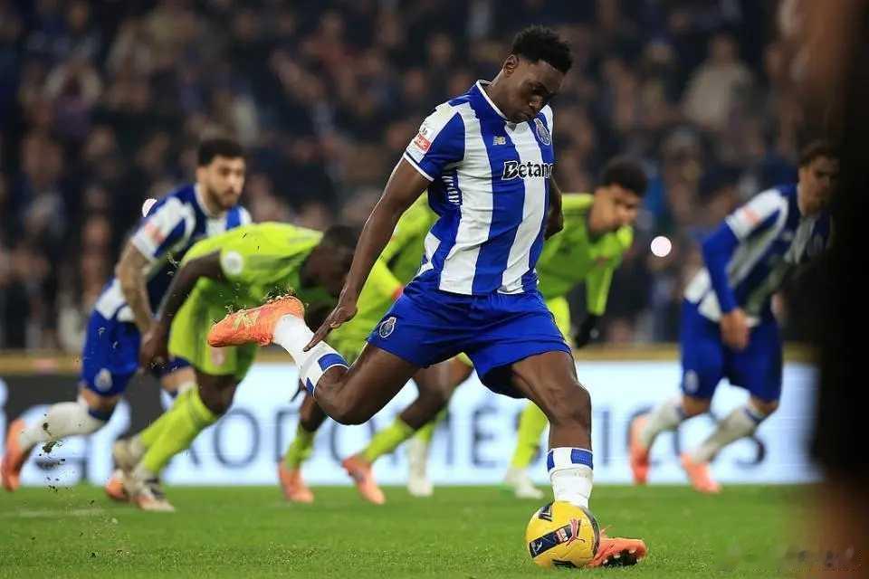 2-0！葡超30冠霸主8连胜+开局16轮不败 62岁穆帅绝望：被甩开10分在北京