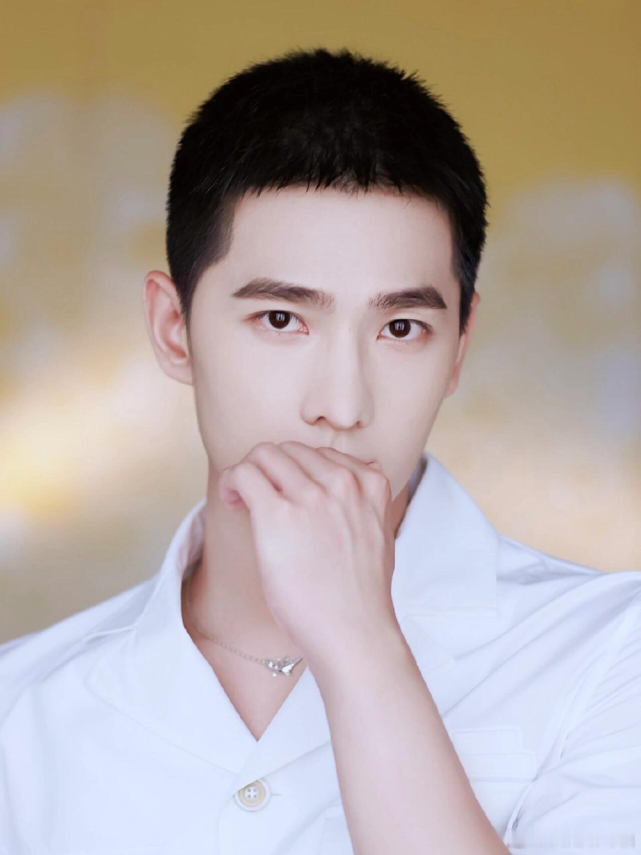 要不是寸头我以为杨洋呢寸头杨洋身上与身俱来的少年苏感，一般人是没有的 ​​​