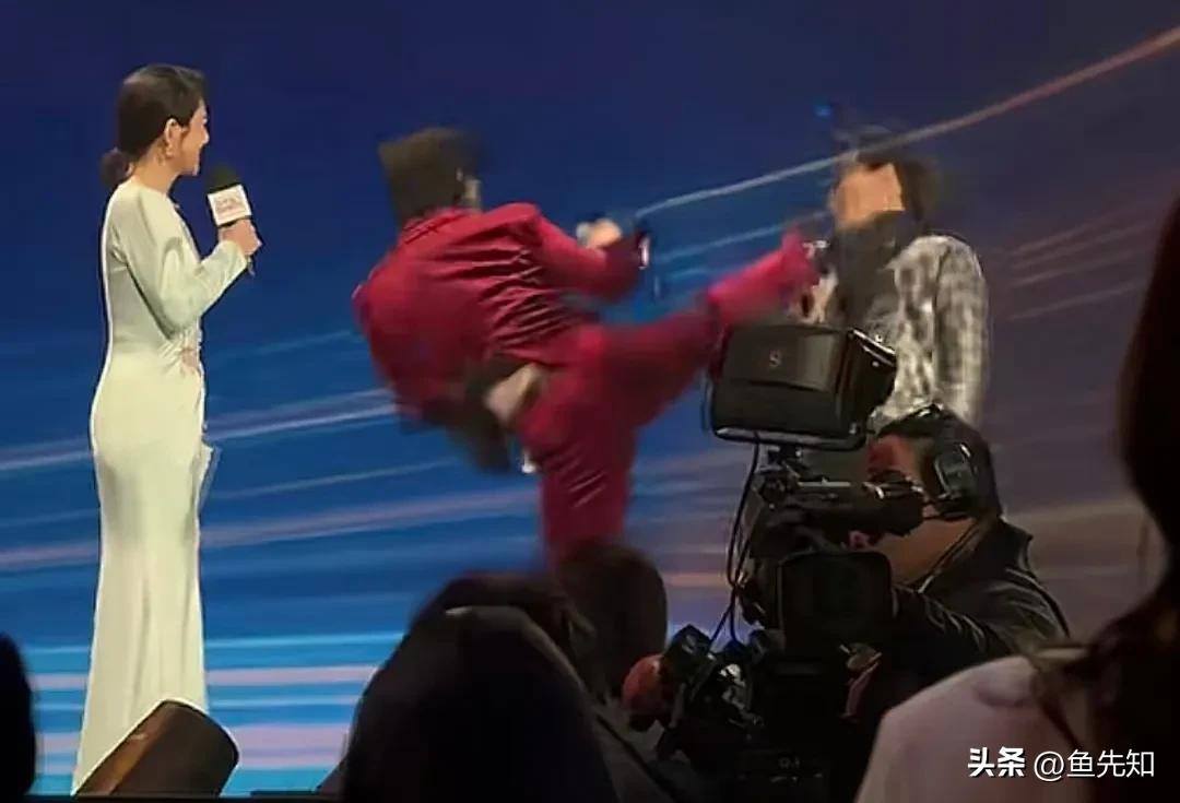 上海东方卫视品质微短剧盛典主持人百克力抖音视频回应，昨天在舞台上被向佐飞踢。百克