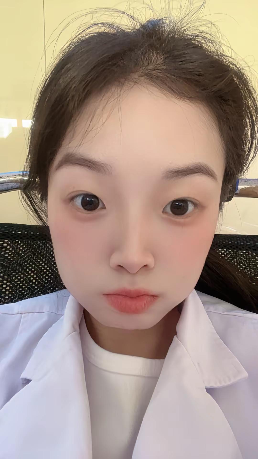 下次别在说爱我了，我比较好色。黄色的周大生，银色的卡地亚，红色的人民币