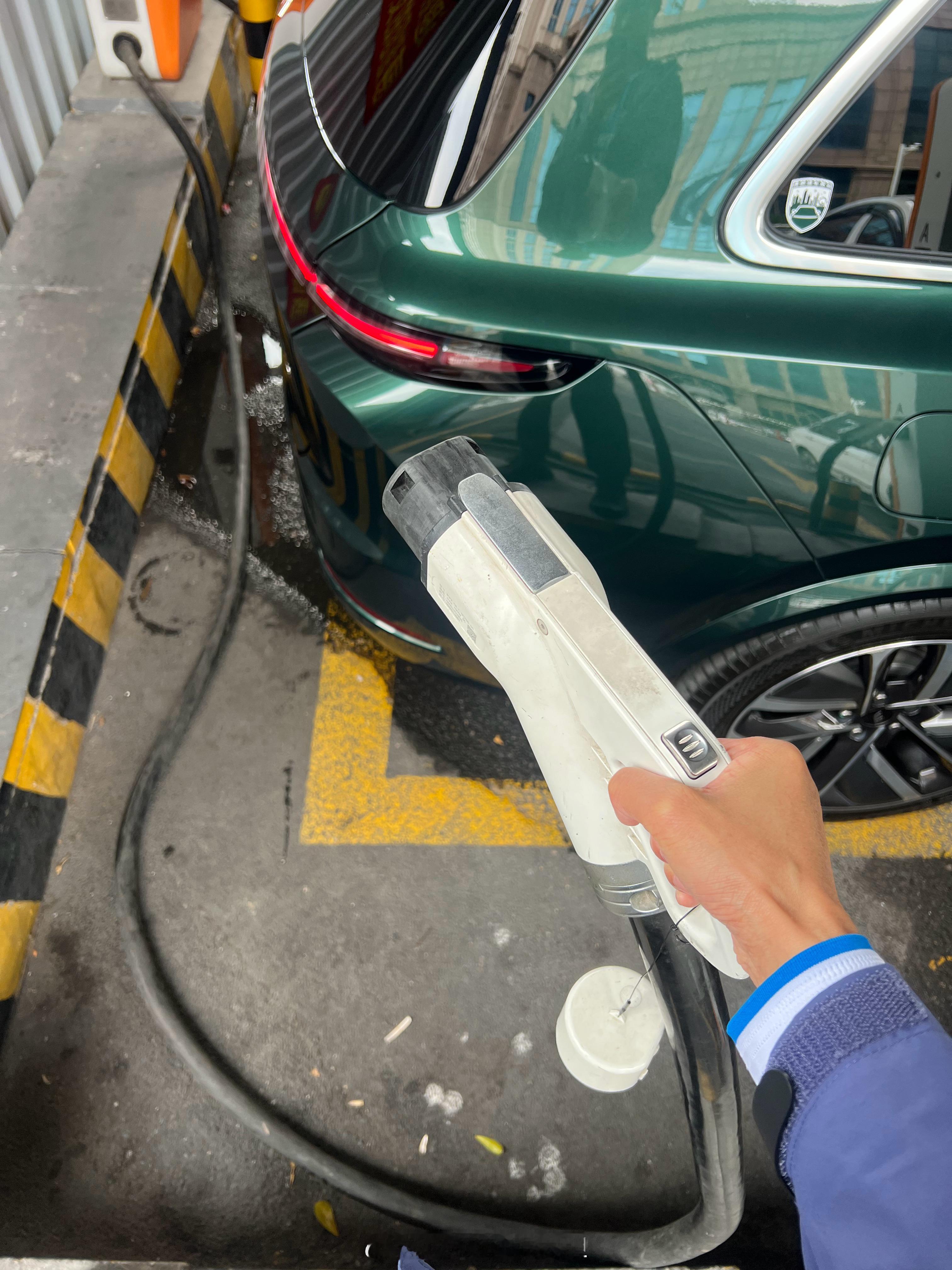 但凡只要你用过几次第三方的这种充电桩（枪），就会知道理想超充站的难能可贵！！ 