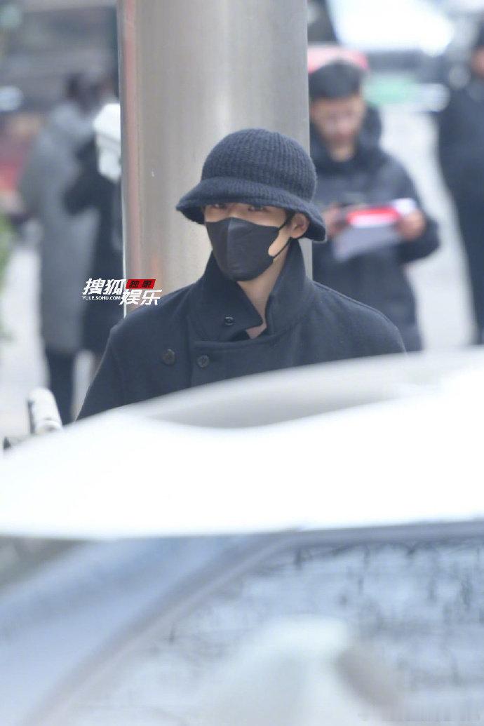 王安宇央视春晚联排下班王安宇立领黑大衣潮男味 王安宇央视春晚联排下班吗，王安宇立