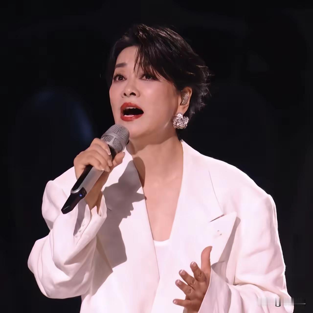 真不是我说话难听，
今晚这个歌王头衔，齐豫配不上，胡彦斌也配不上。唯一能配的上的