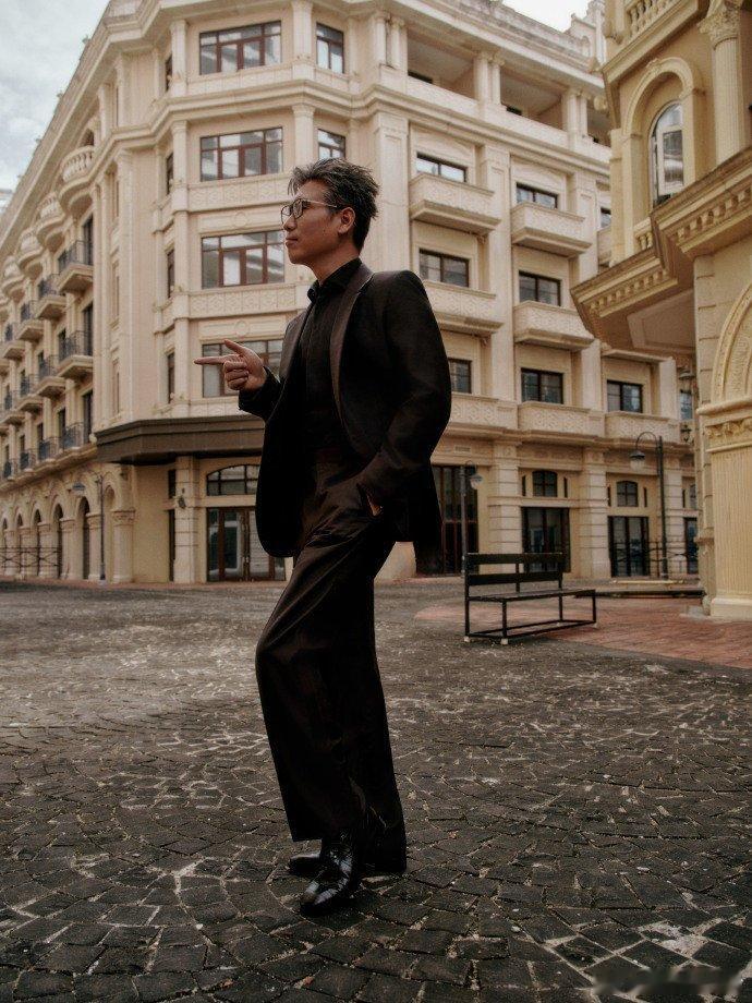 李乃文刚拿到的手机就摔了 笑不活了！李乃文刚到手的新手机就意外摔了，这手滑瞬间也