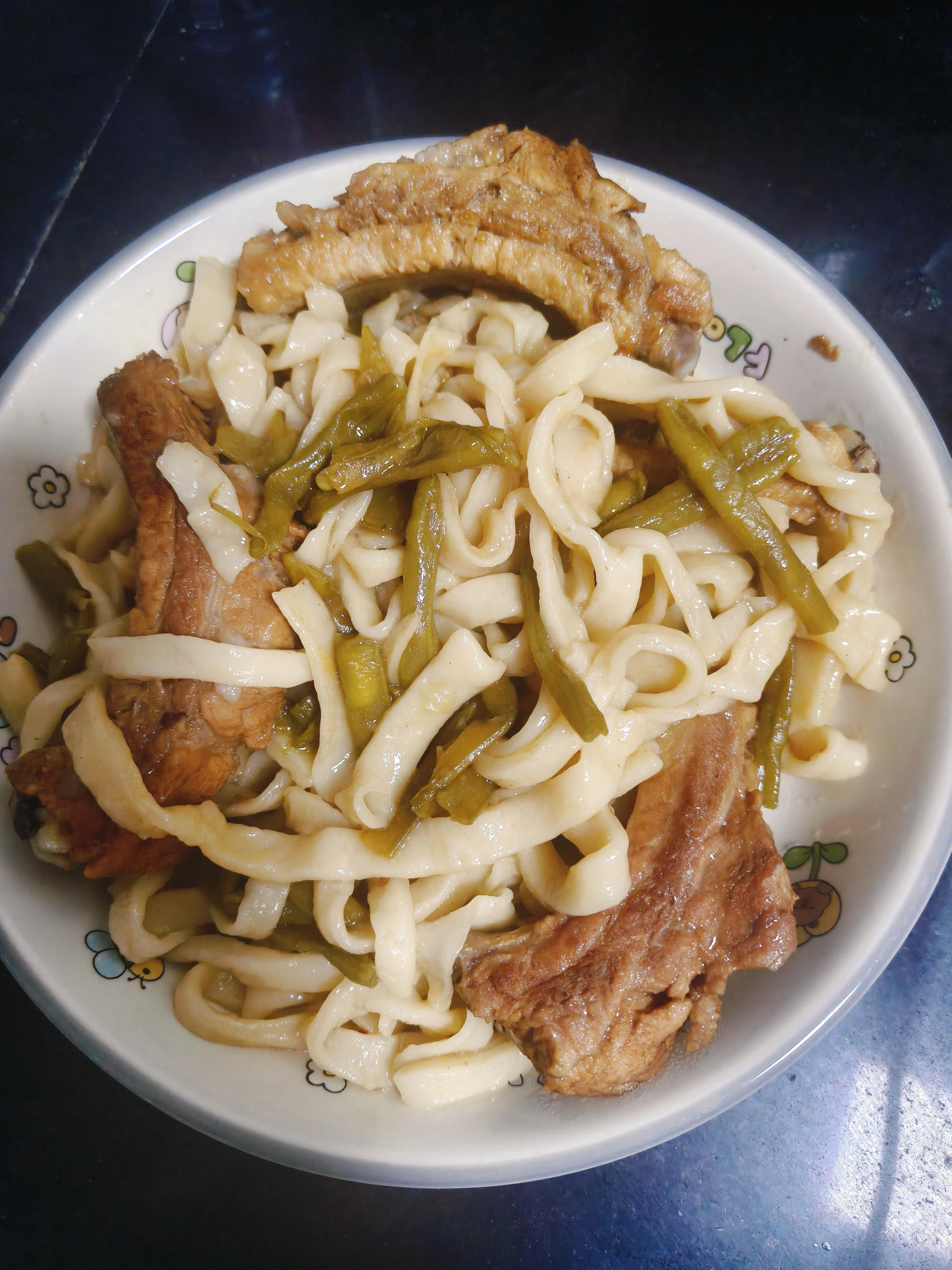 凉拌茄子+排骨豆角拌面今天面和的有点软了怕食物中毒豆角被我焖了好久