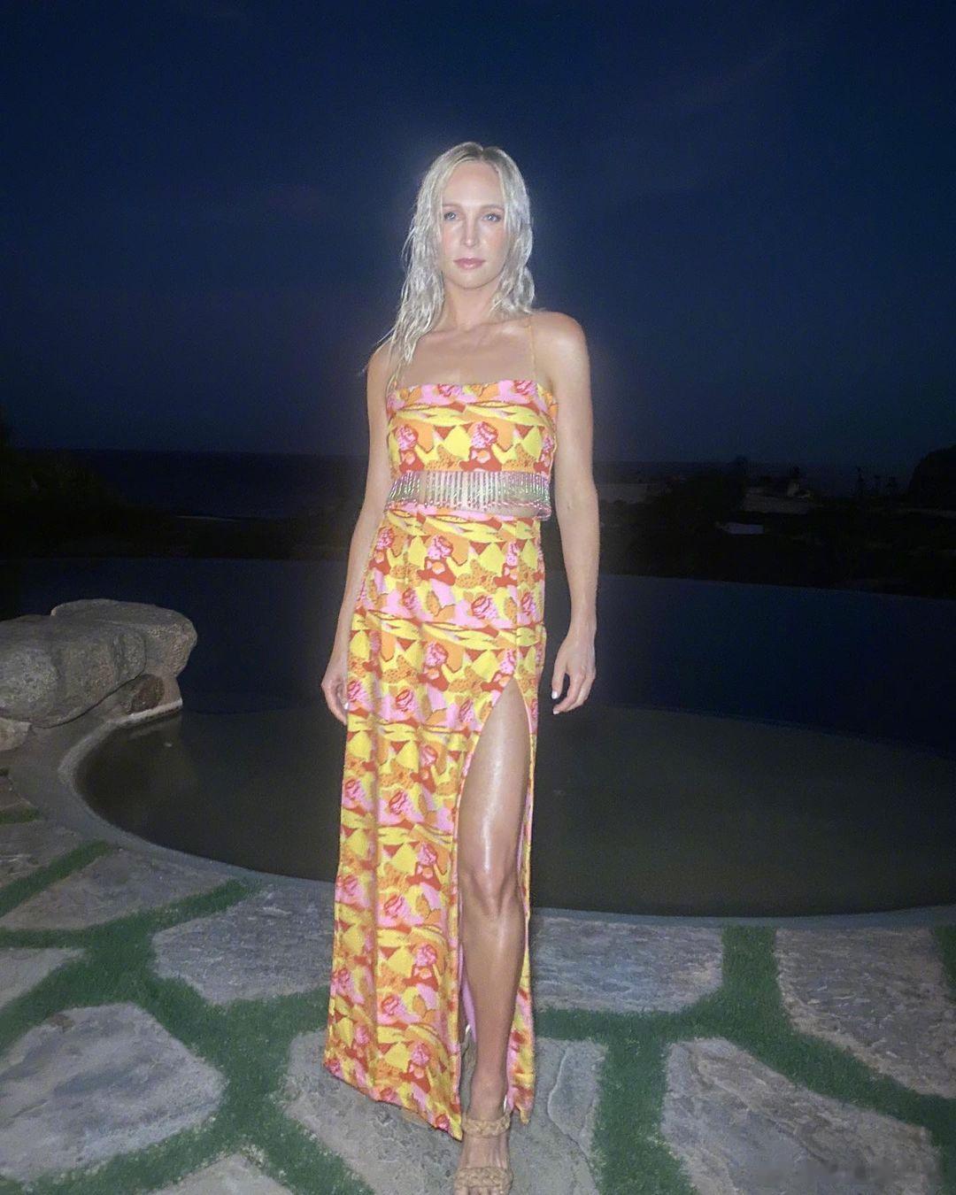 《#吸血鬼日記#》女主角 Candice King！原生相機，天然美麗！黑夜裡的