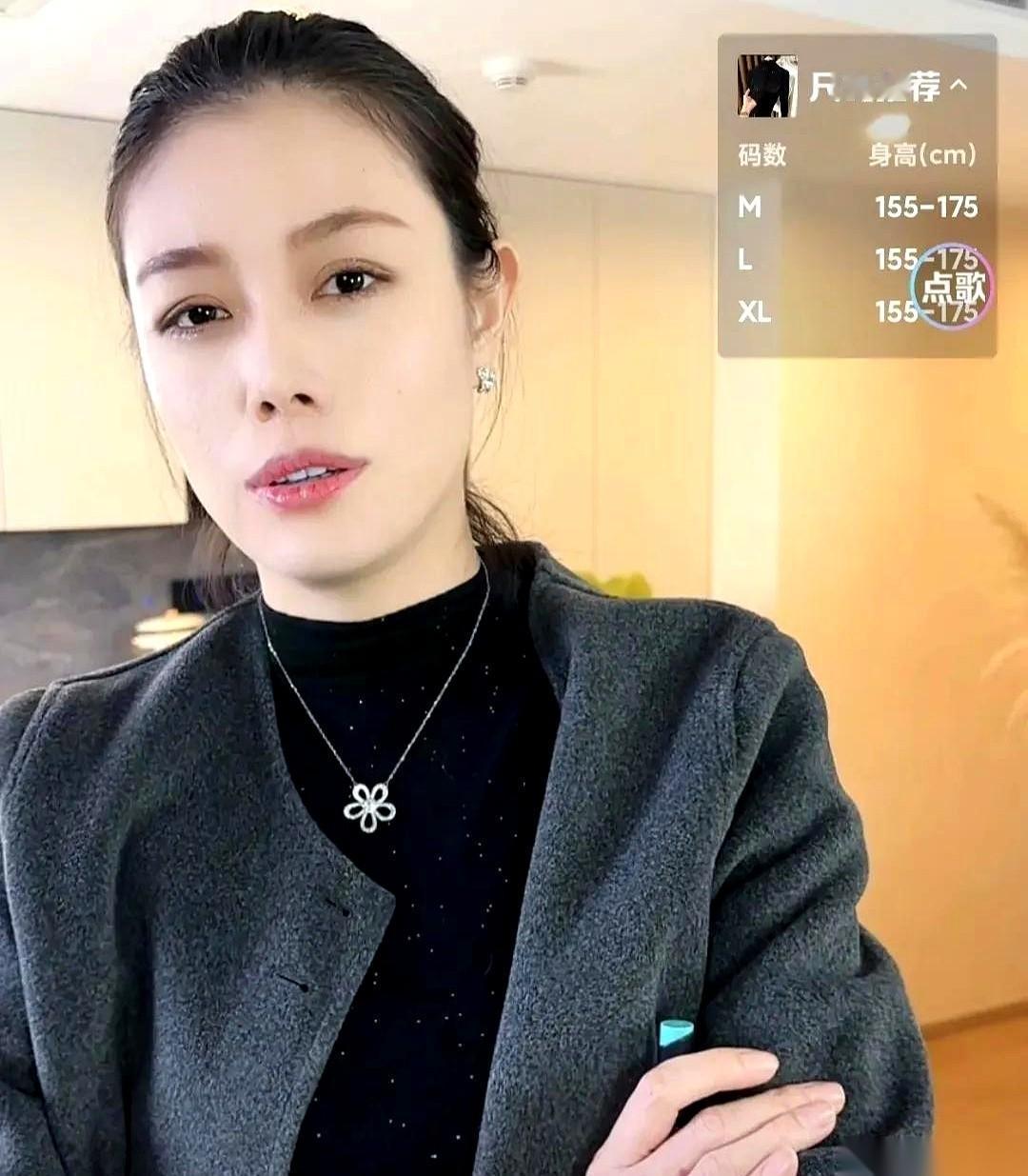 “没有。”
就这两个字。
当着直播间几万人的面，葛荟婕被问“女儿一次也不联系你吗