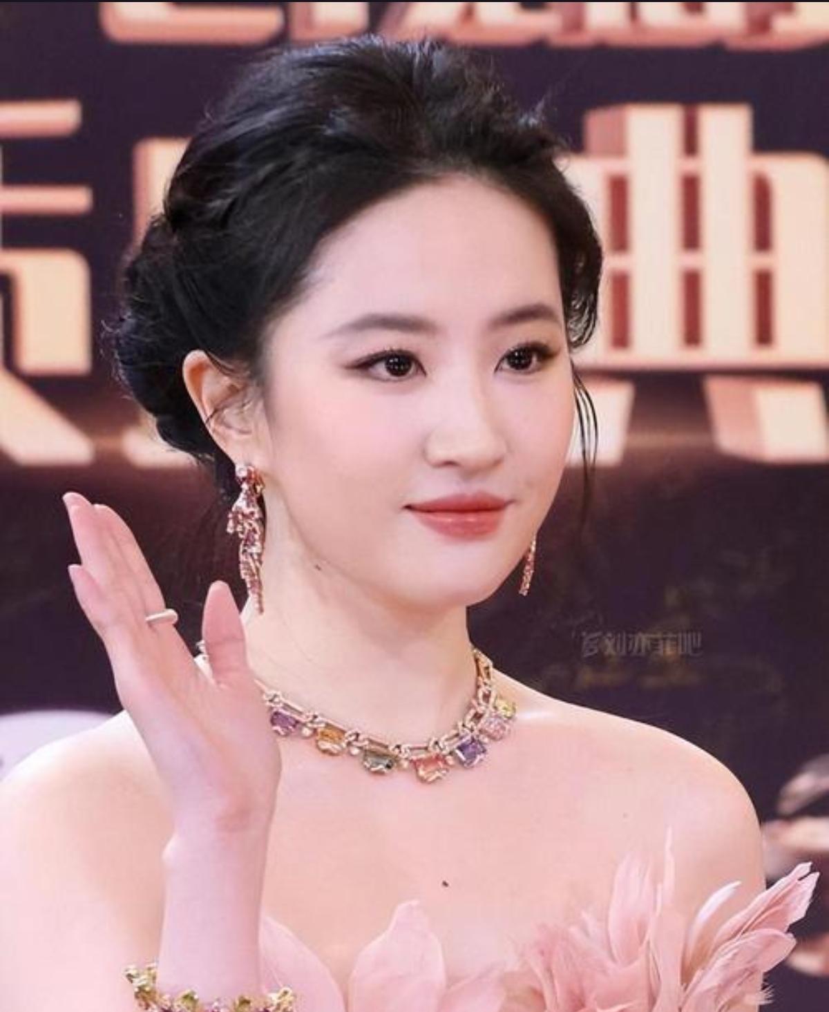 真的觉得她的美根本不是流水线磨皮出来的网红感，是刻在骨相里的东方韵味。
典型的头