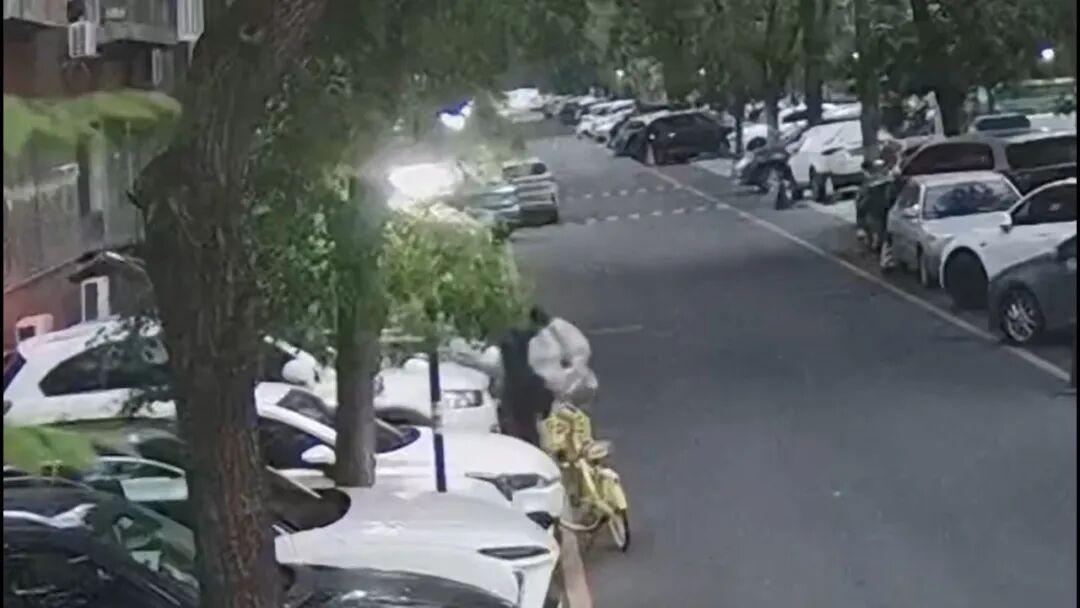 北京一小区折叠车失踪，监控里多出一床鼓囊被子，跨省蹲守11小时后人车并获

凌晨