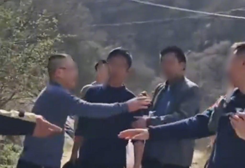 视频中，拍摄者称，环保志愿者正从山上背运垃圾下山，几名游客却随意丢弃垃圾。志愿者