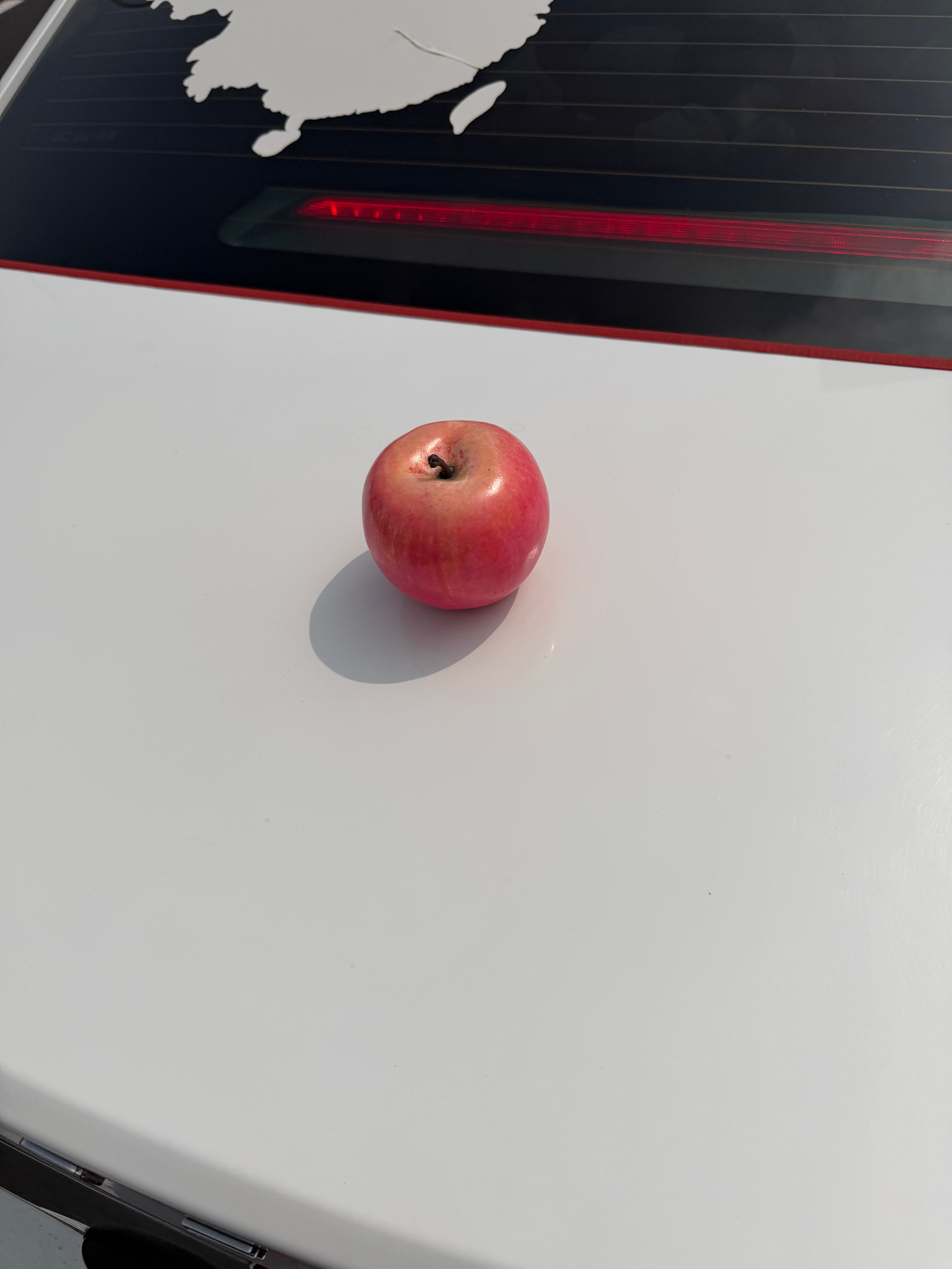 上海出发，司机尾箱一个苹果模型，给我吓一跳哈哈哈哈。 上海·上海虹桥国际机场