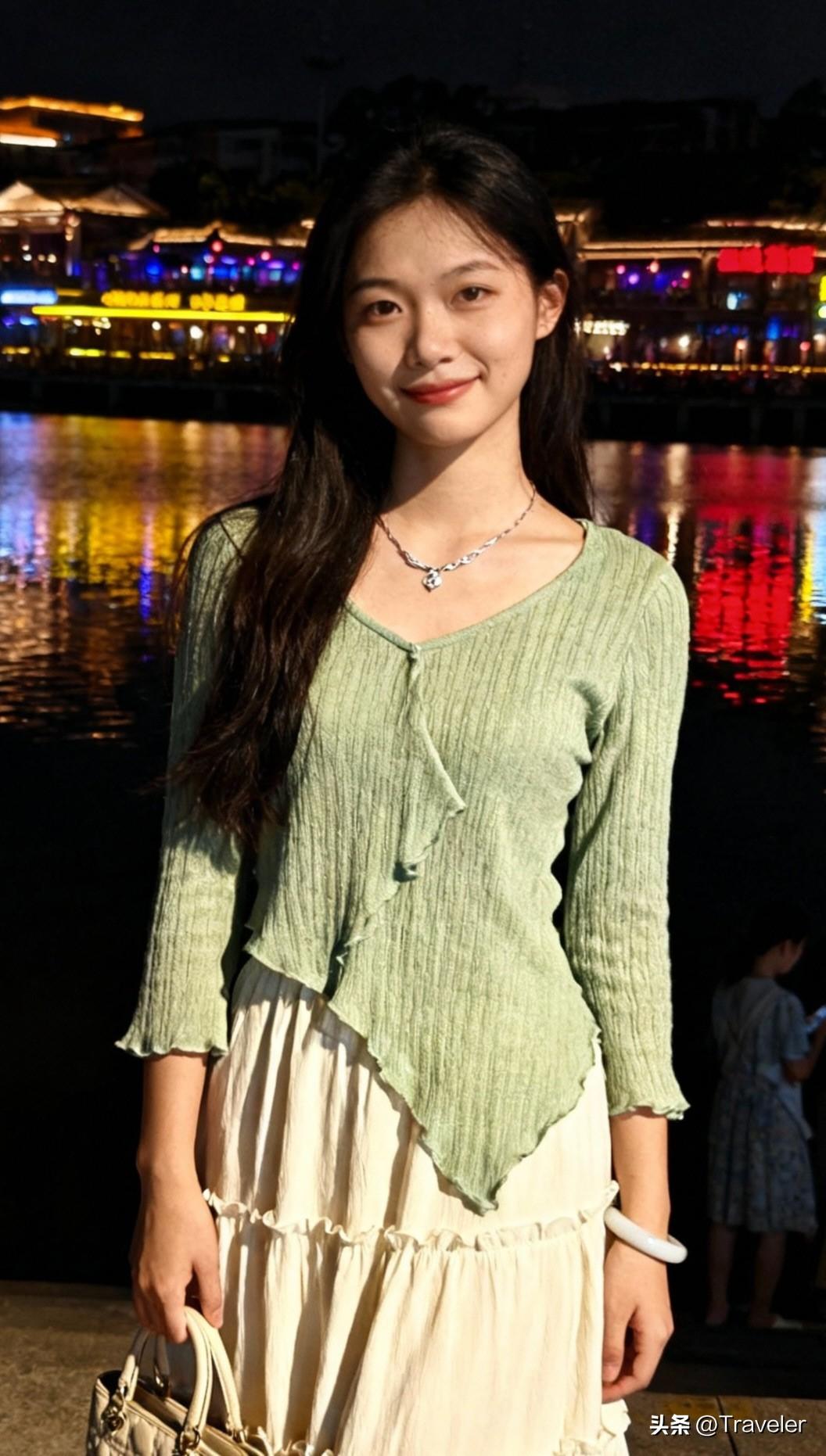 夜晚河畔的温柔时光，绿衣少女与璀璨灯光的浪漫邂逅。