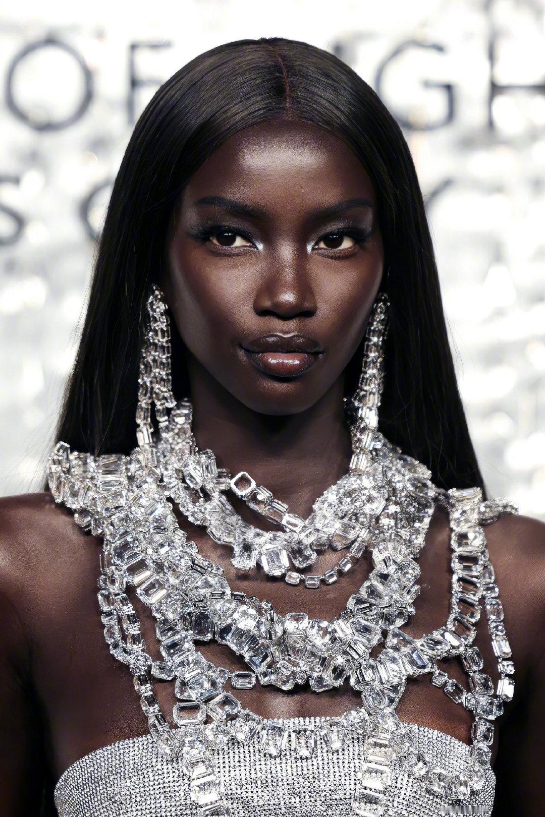 Anok Yai出席施华洛世奇130周年大展，璀璨黑珍珠✨ ​​​