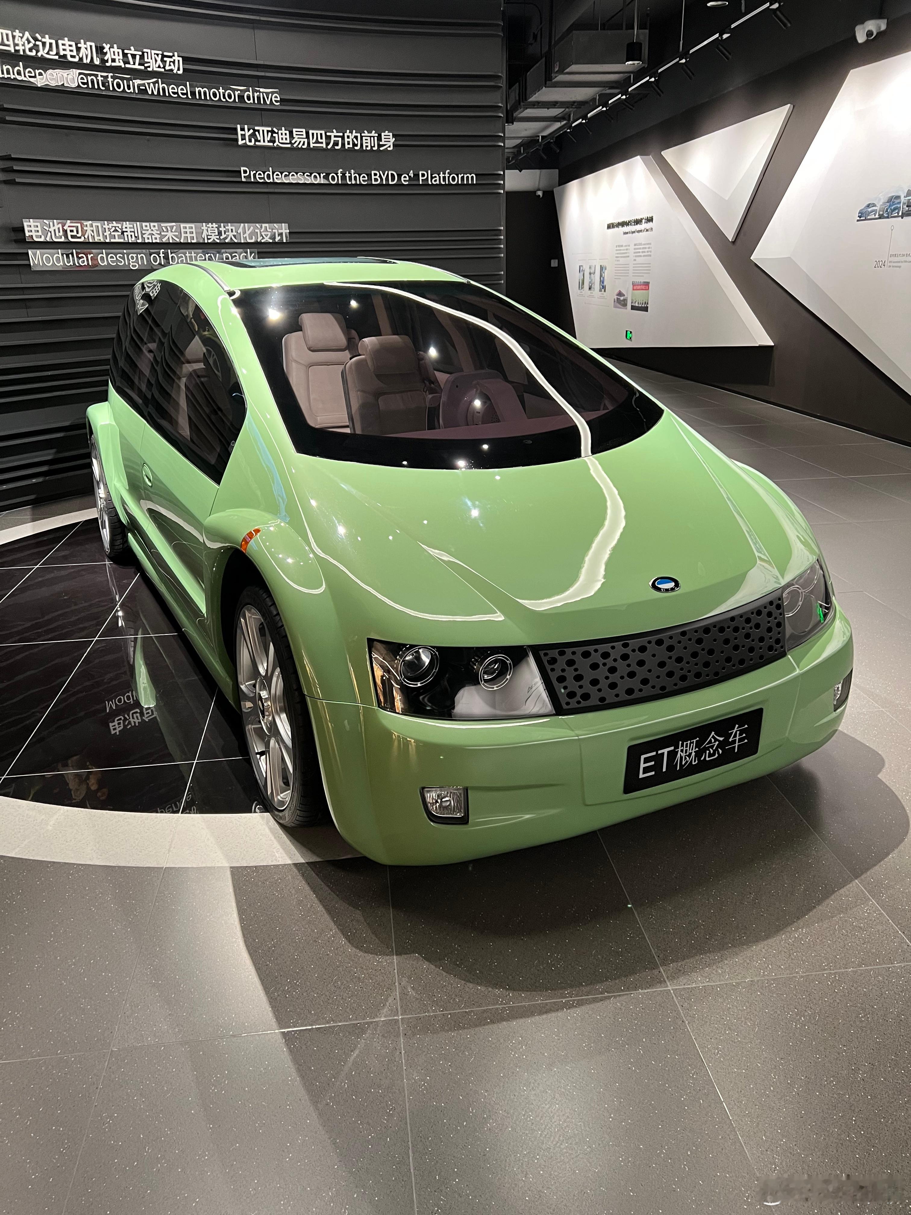 比亚迪的古老“概念车”。2004年，比亚迪推出来的最早搭载四个电机（每个轮子配一