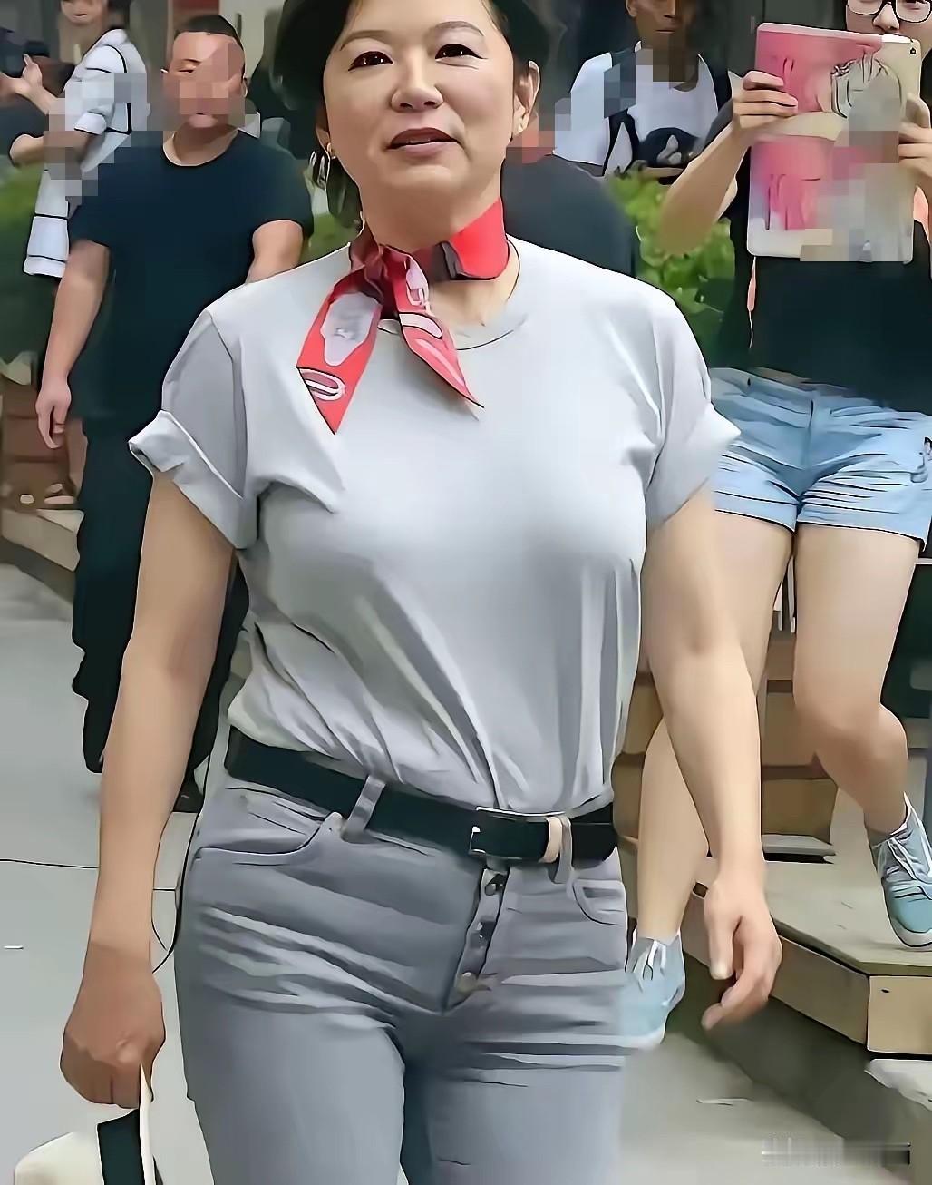 多少人第一眼愣是没认出来。
当年那个灵气逼人的女神，如今灰色短袖配牛仔裤，腰间一