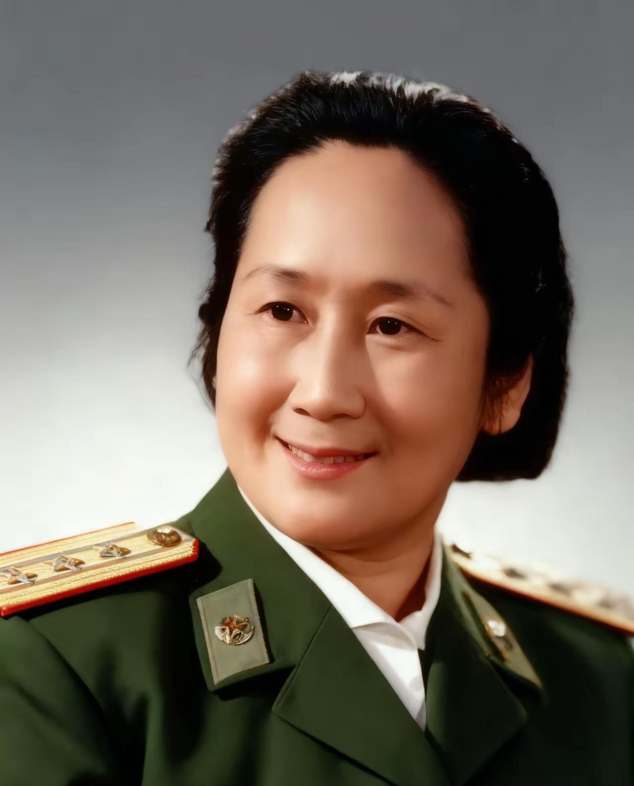 这位开国女上校，是文艺界唯一的一位女上校，田华只是少校！
1916年，山东莱阳的