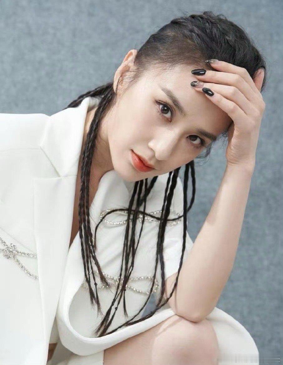 黄圣依淡淡性格超浓事业脑  咱们的黄圣依现在可是清醒女主加上事业型女王双buff