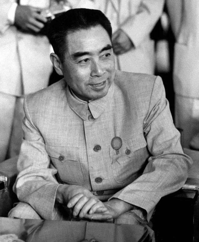 1952年，澳大利亚代表参加五一节观礼时，问了翻译一个问题：“为什么大家只喊毛主