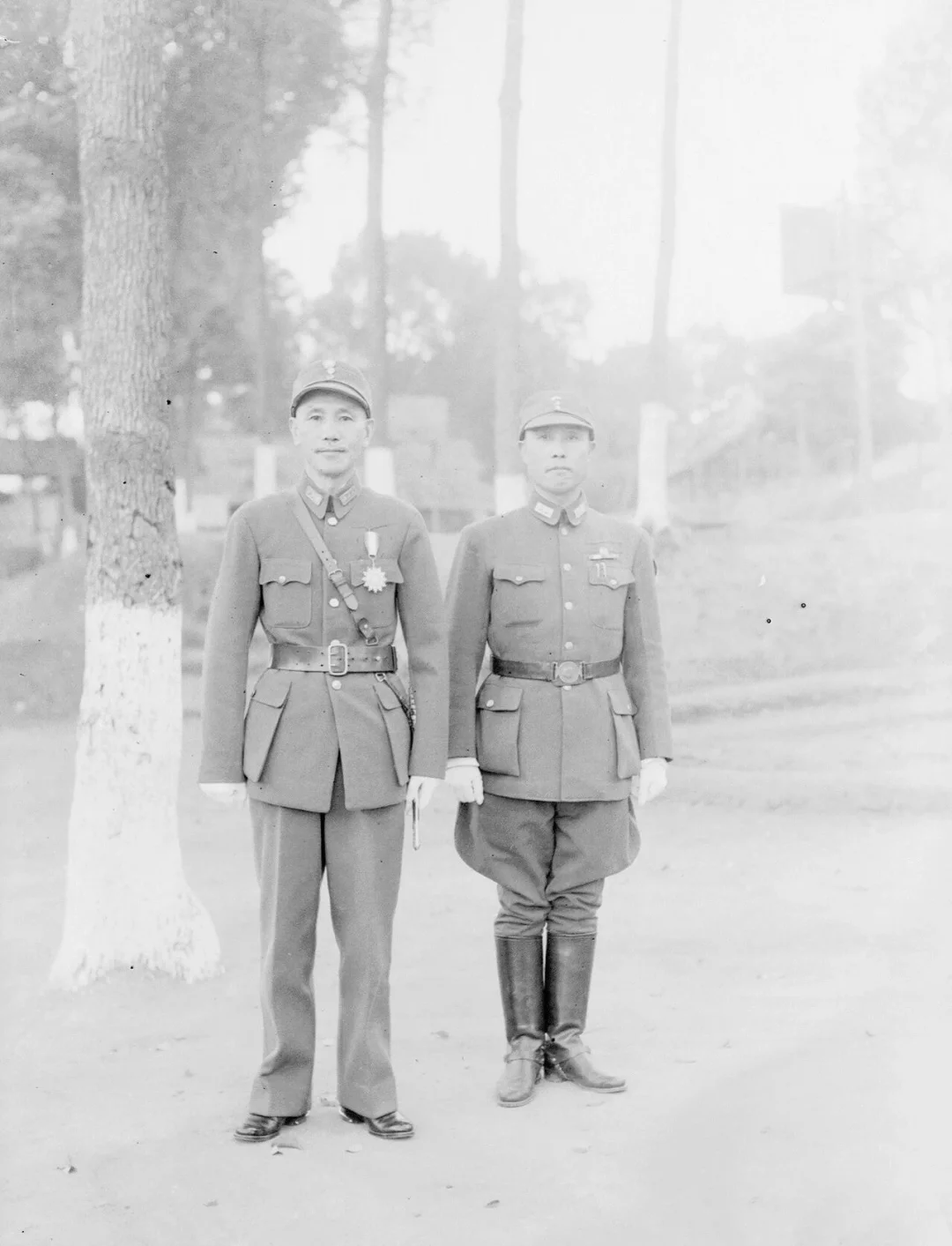 1945年10月，蒋介石与二O三师军官合影