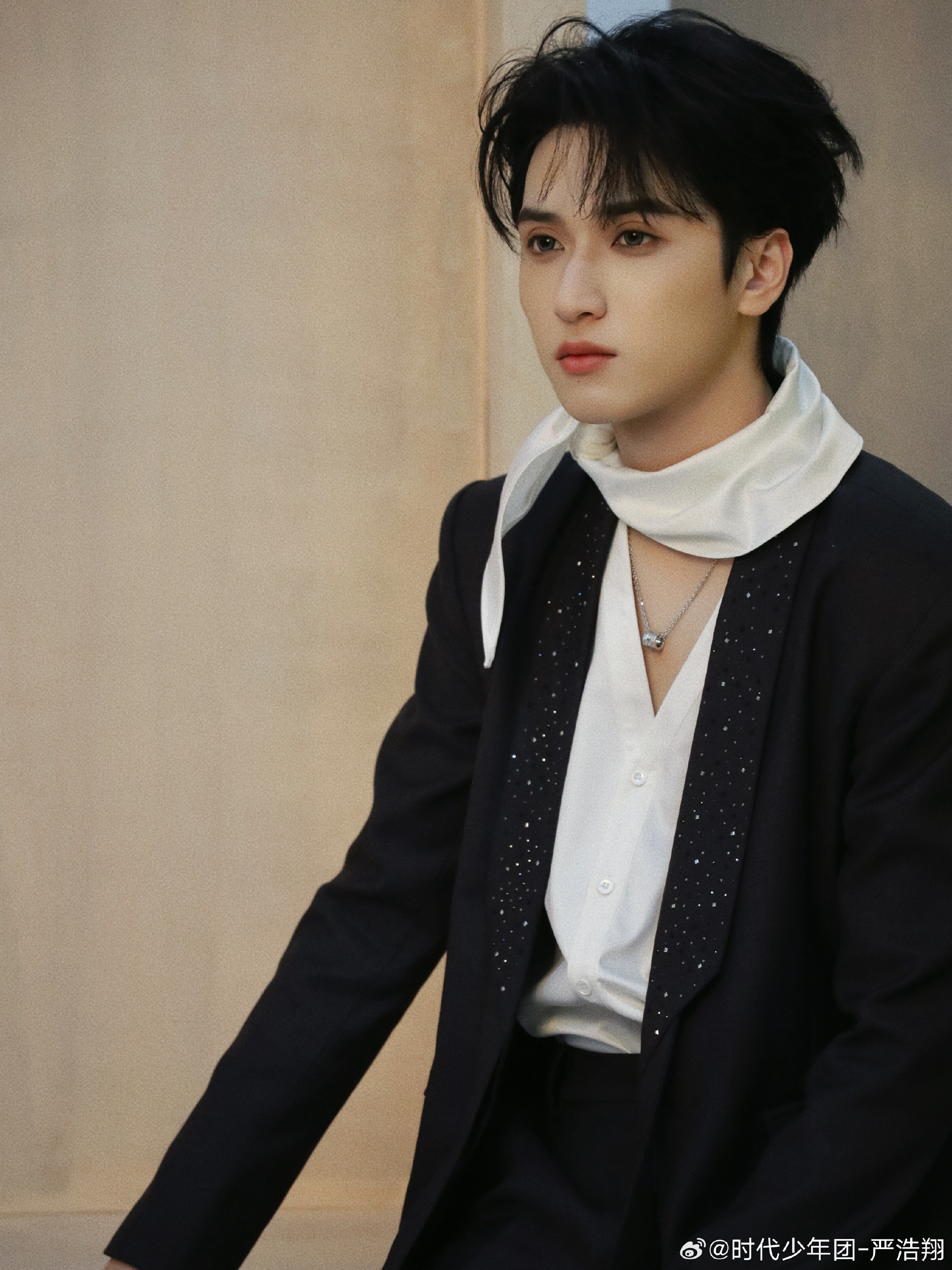 严浩翔换北京ip发图，严浩翔晒了六宫格舞台照，期待住接下来和我们浩翔的多多见面啦