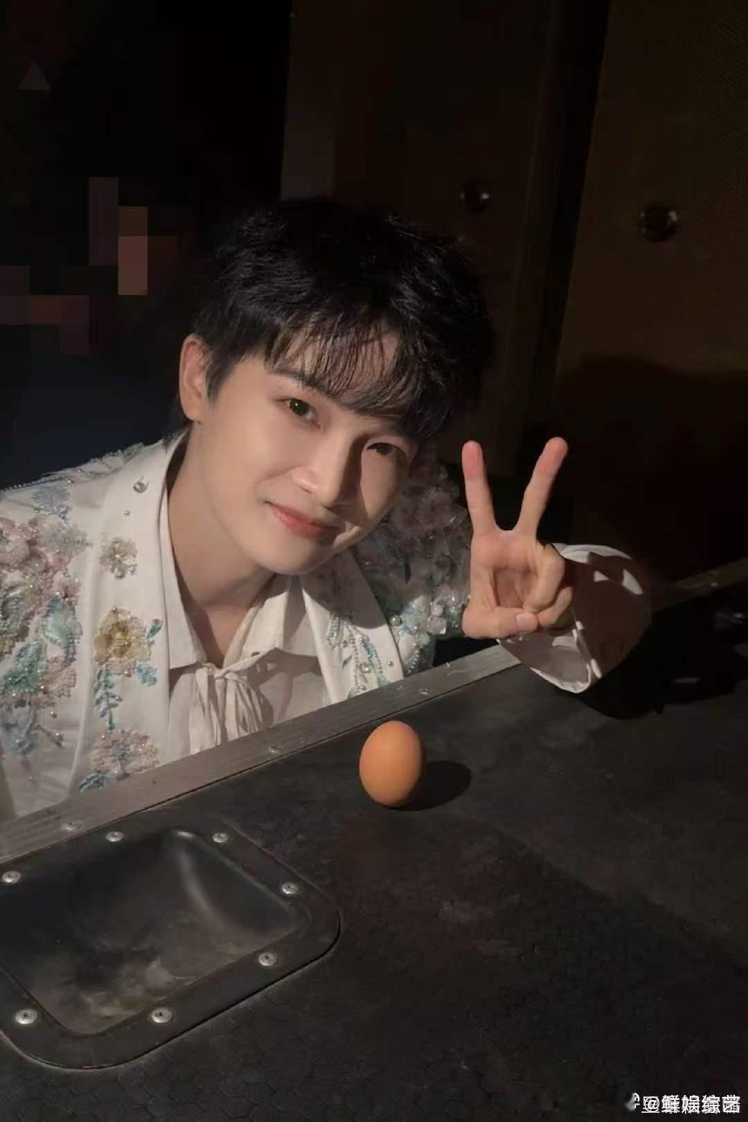 周深周深采访时打蚊子歌手2026抛开舞台光环，周深采访硬核打蚊子，干脆利落接地气