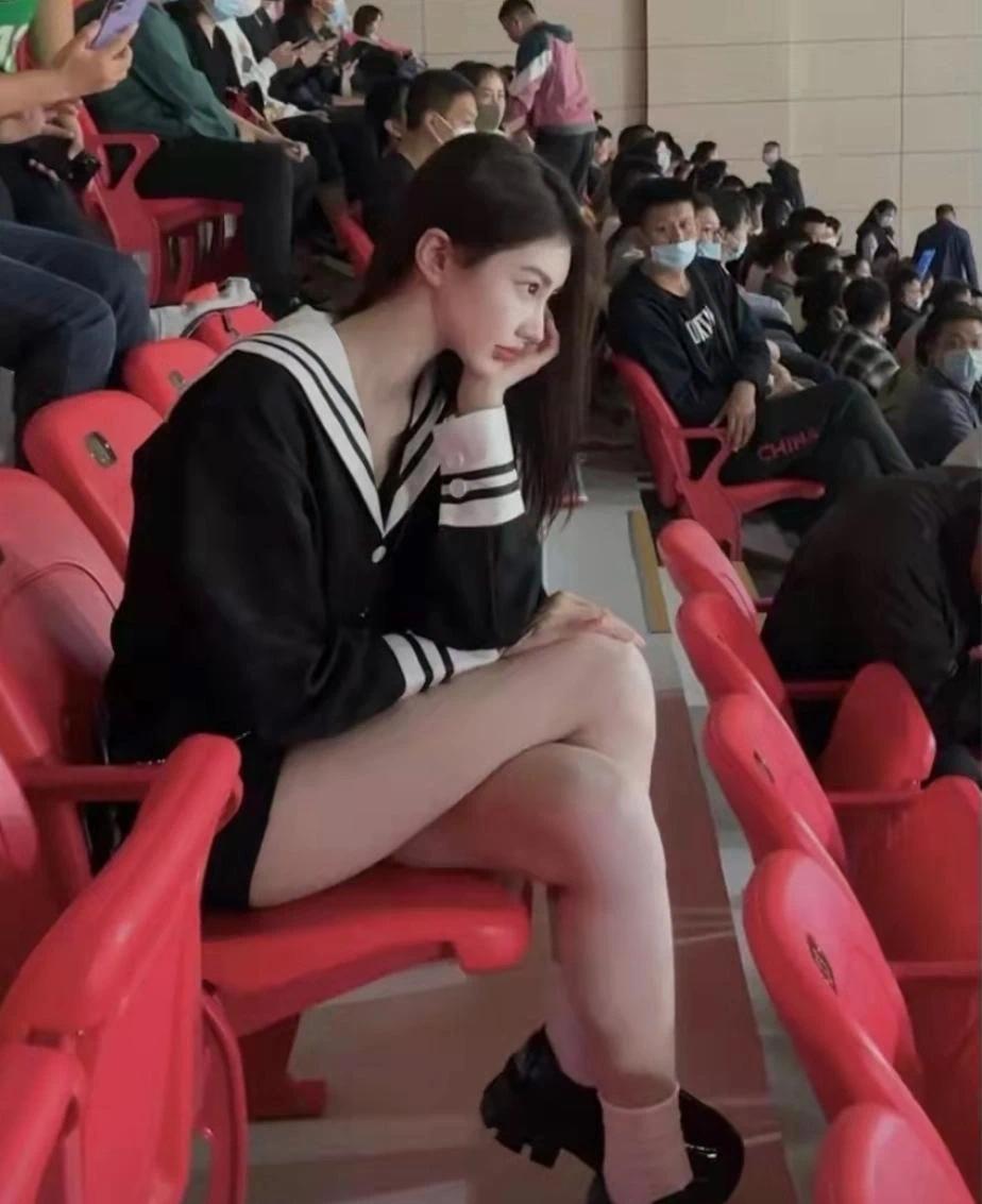 她旁边怎么没人坐啊？