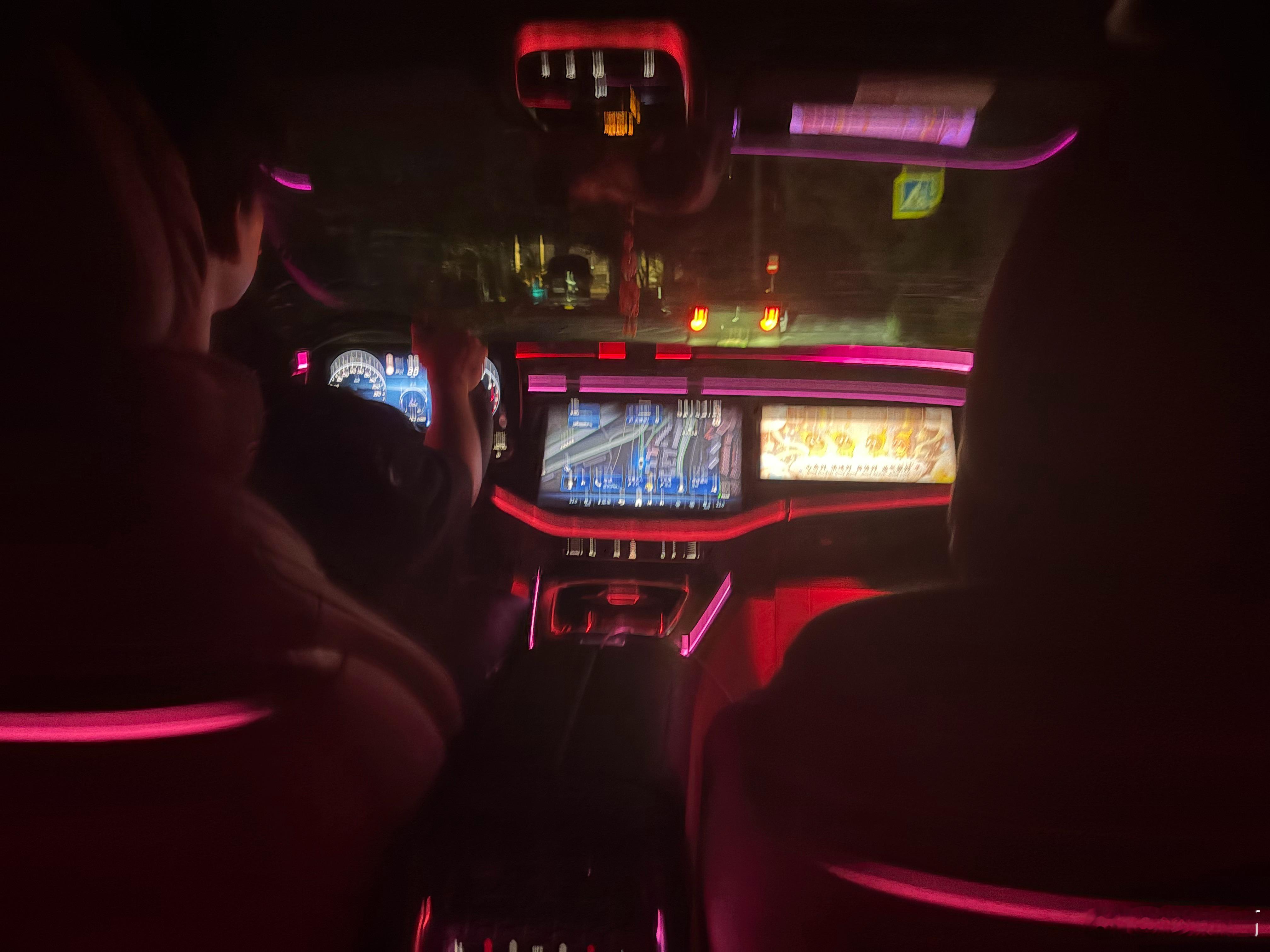打车打了个奔驰E，氛围灯这一块还得奔驰。 