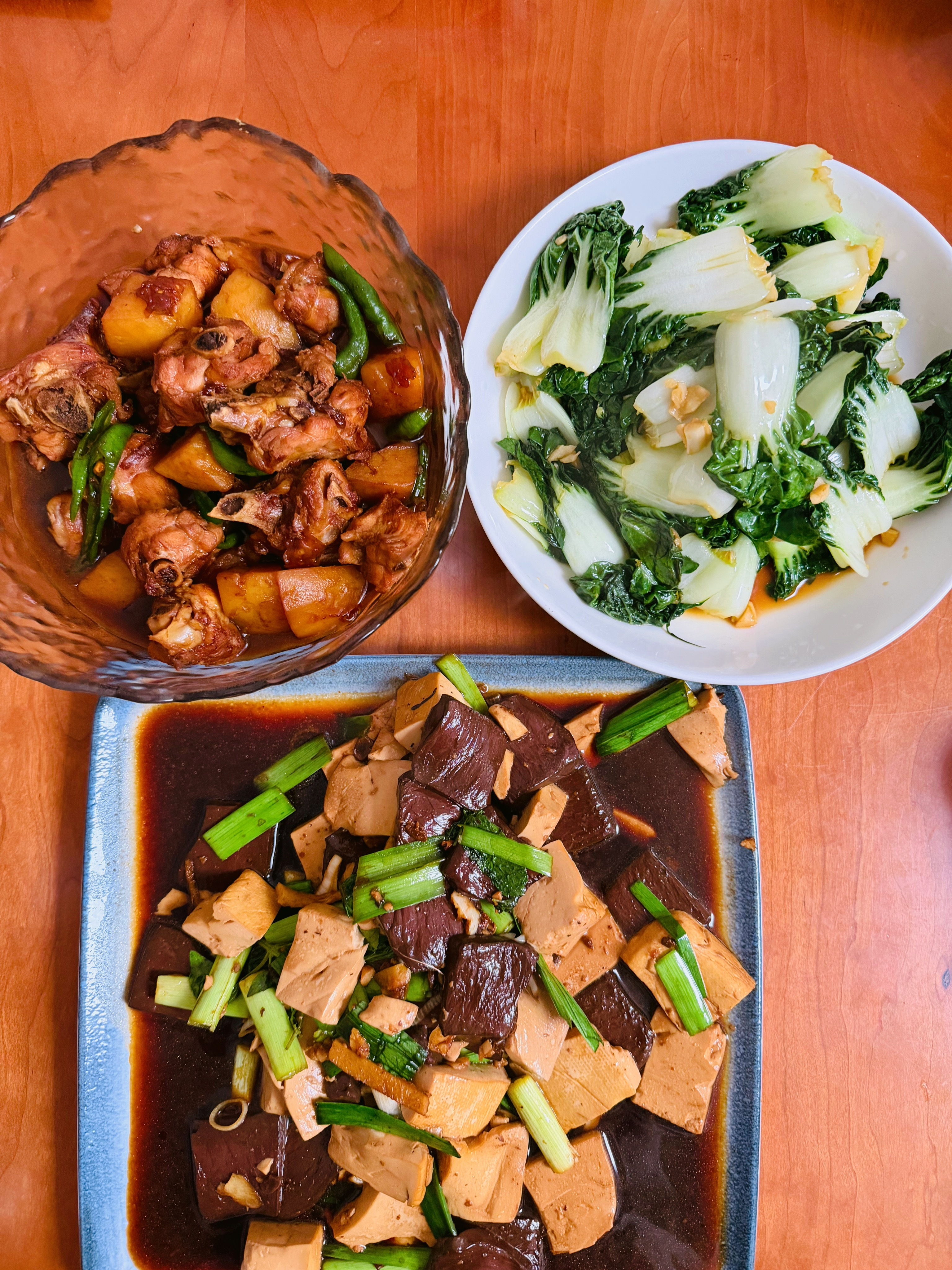 好好吃饭吃饭了，朋友们。今天吃，土豆烧鸡，炒奶白菜，梦嫂好吃而我和娃都不吃的那个